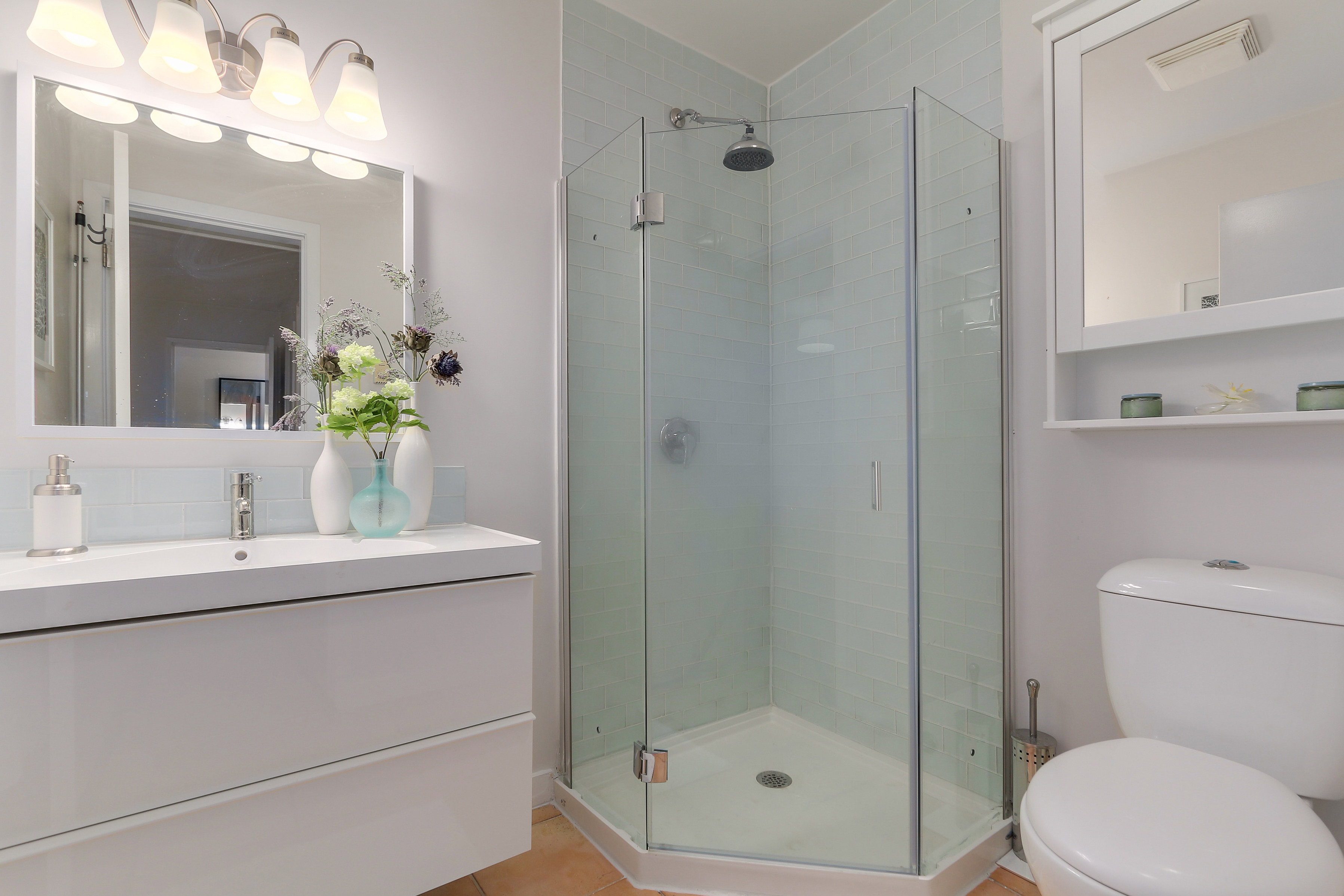 2062 Riverside Drive , North Vancouver, BC 19