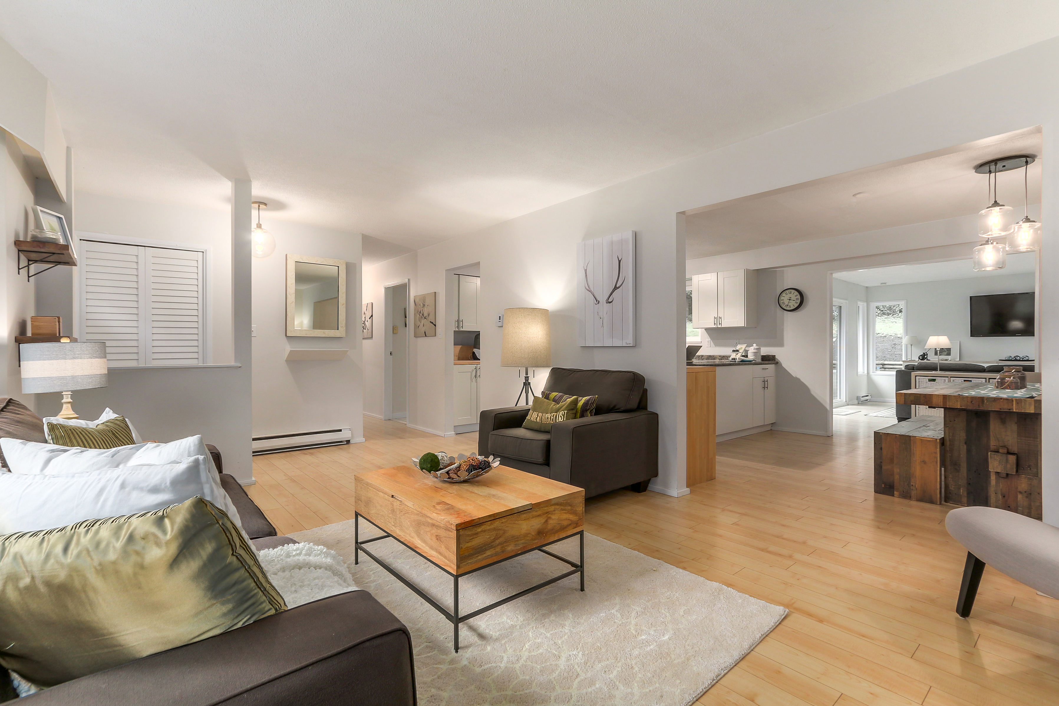 2062 Riverside Drive , North Vancouver, BC 3