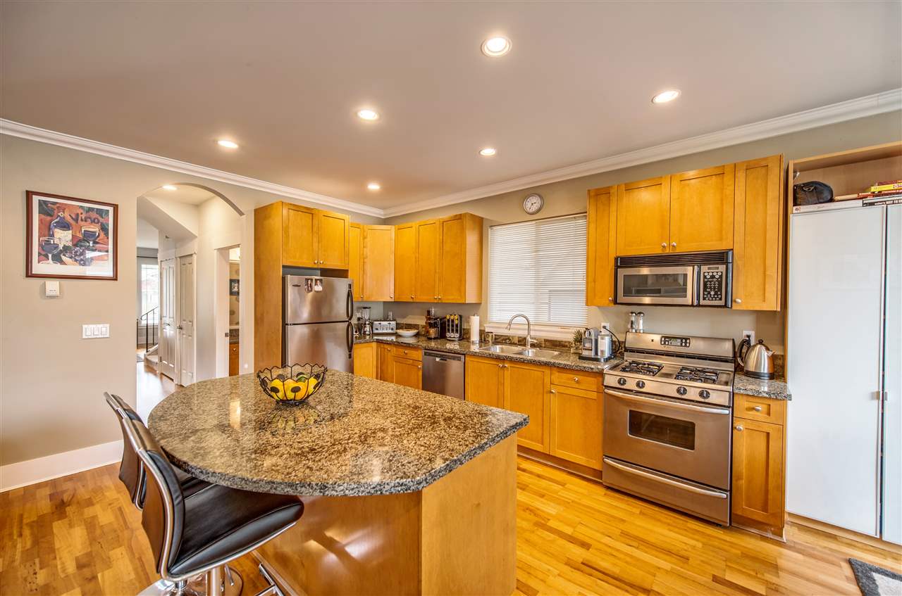 2408 GEORGE Street North Vancouver 13