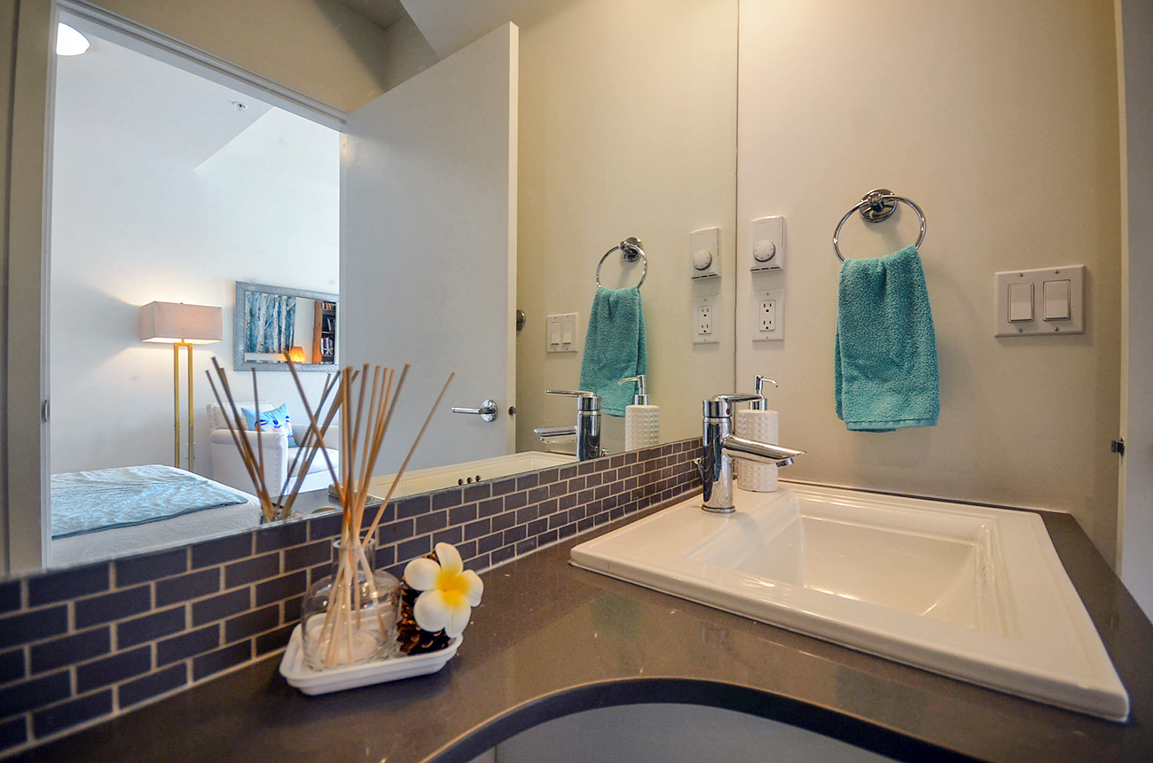 15 728 W 14th Street, North 13