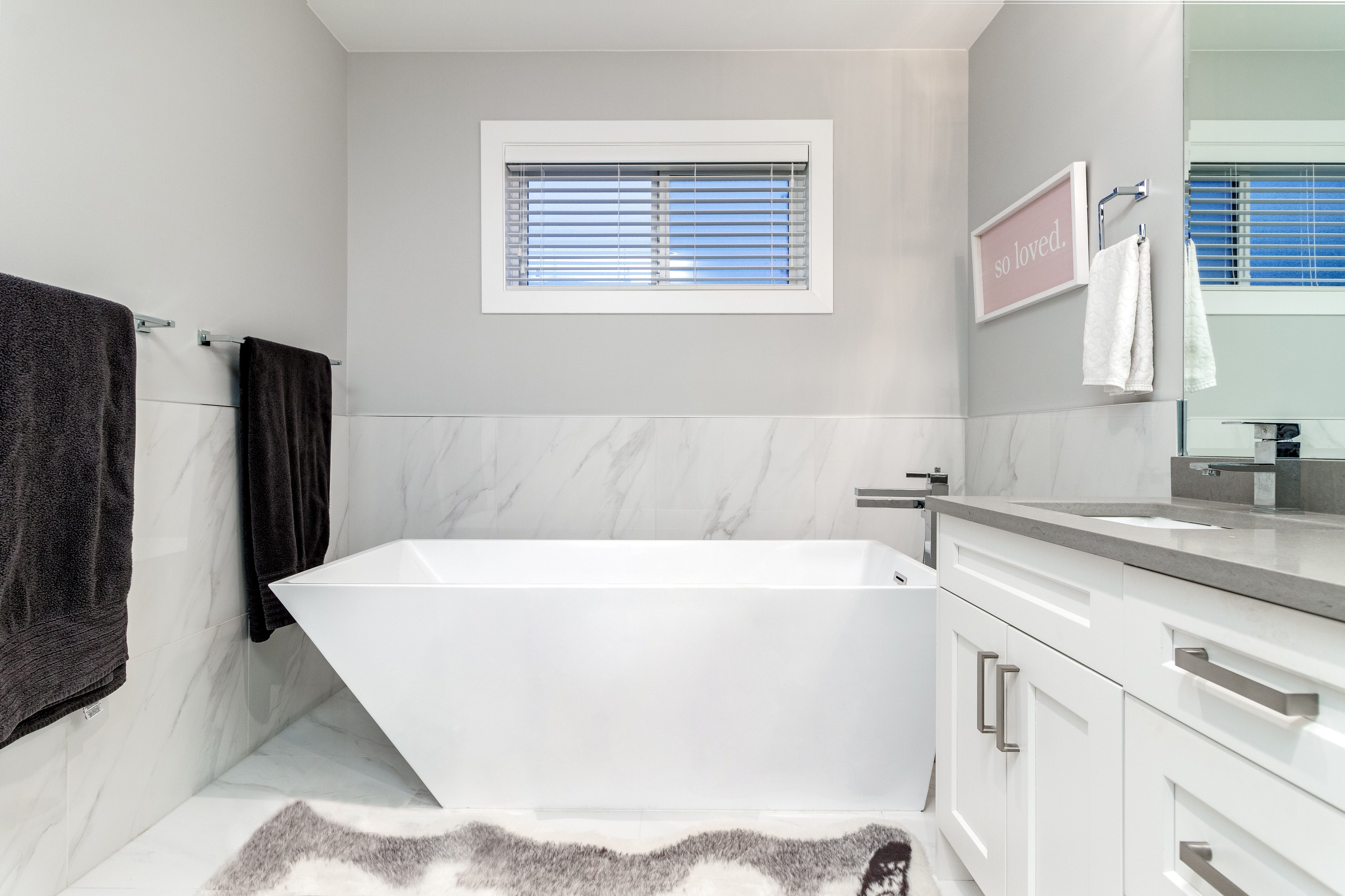 322 E 19th St, North Vancouver 42