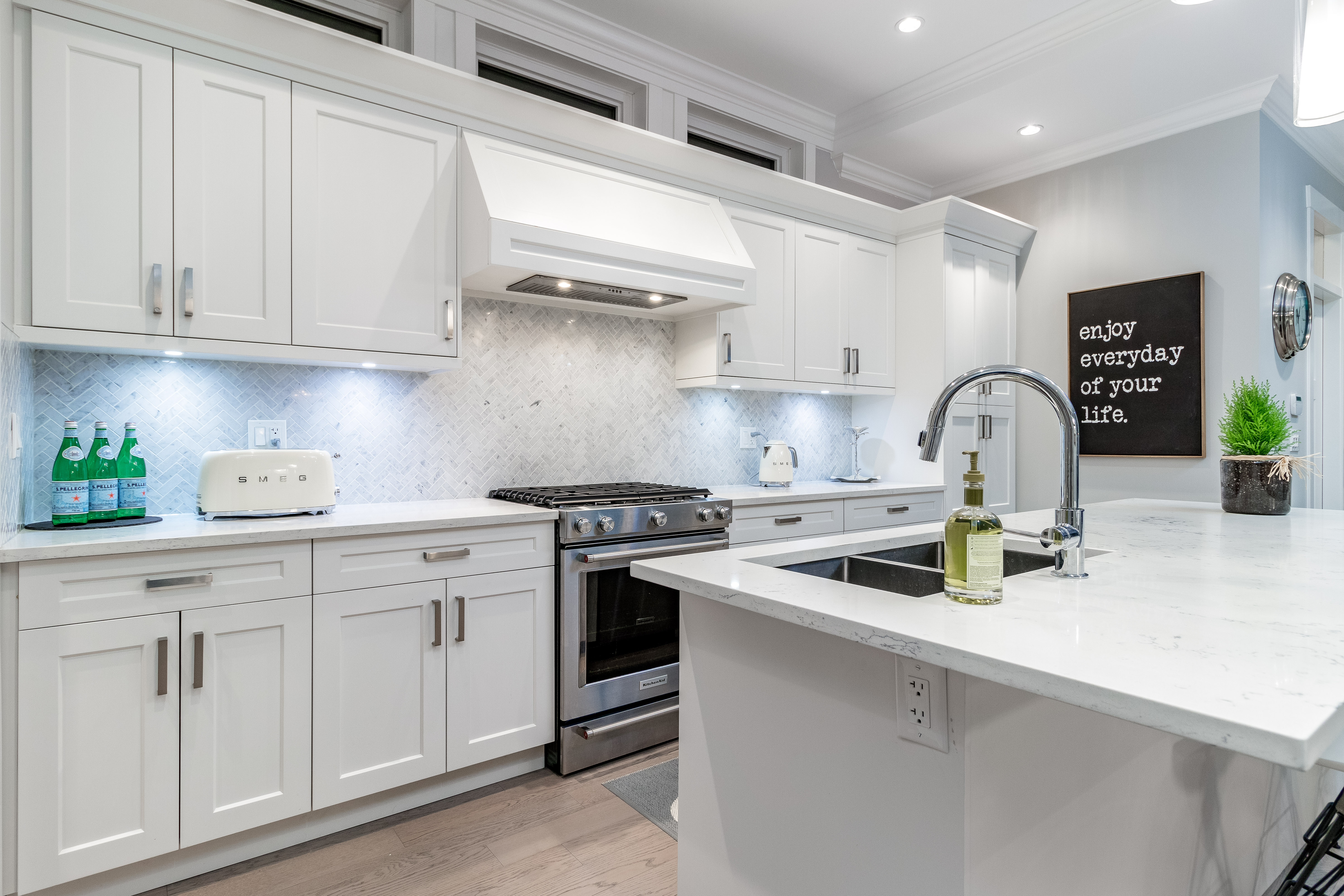 322 E 19th St, North Vancouver 19