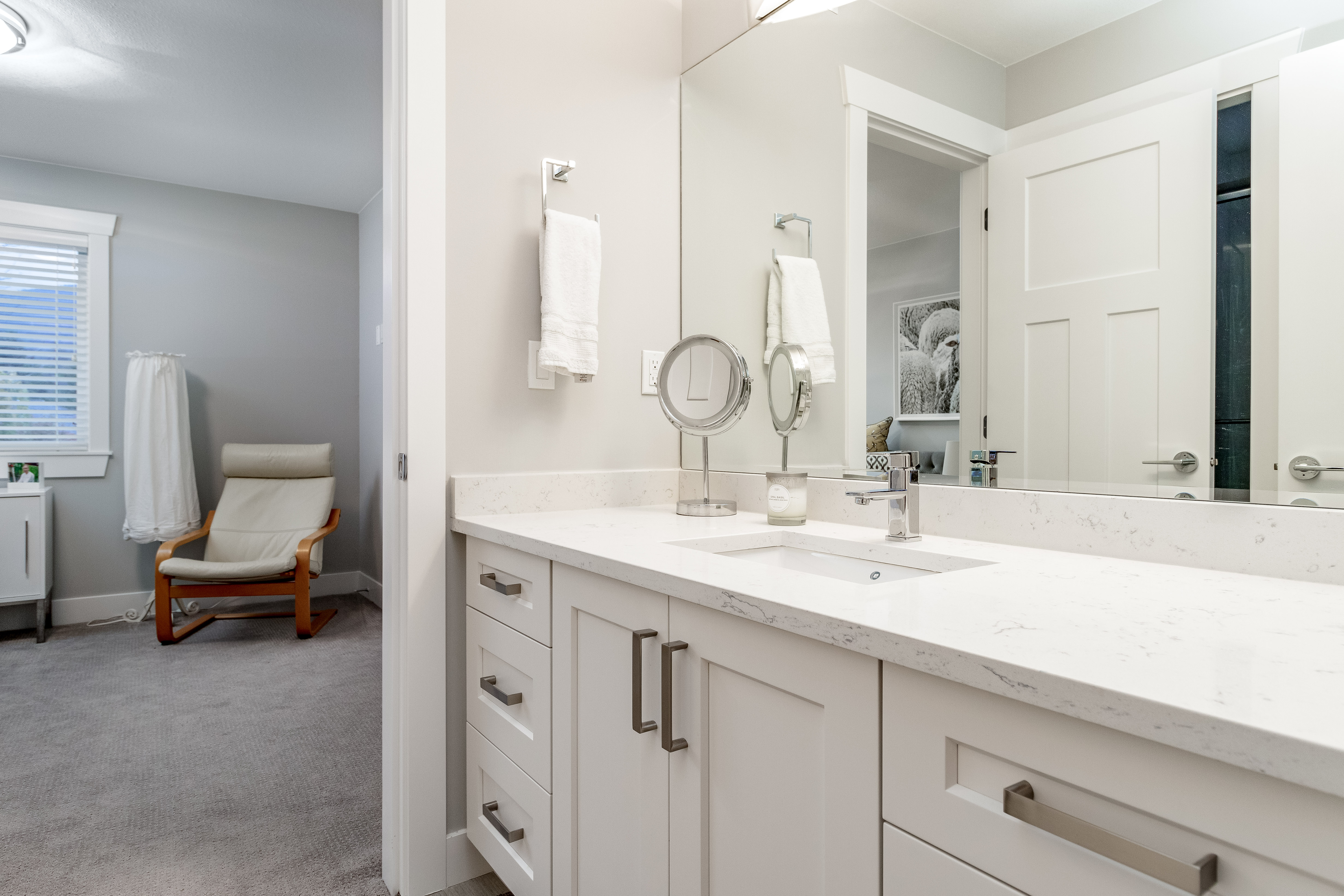 322 E 19th St, North Vancouver 48