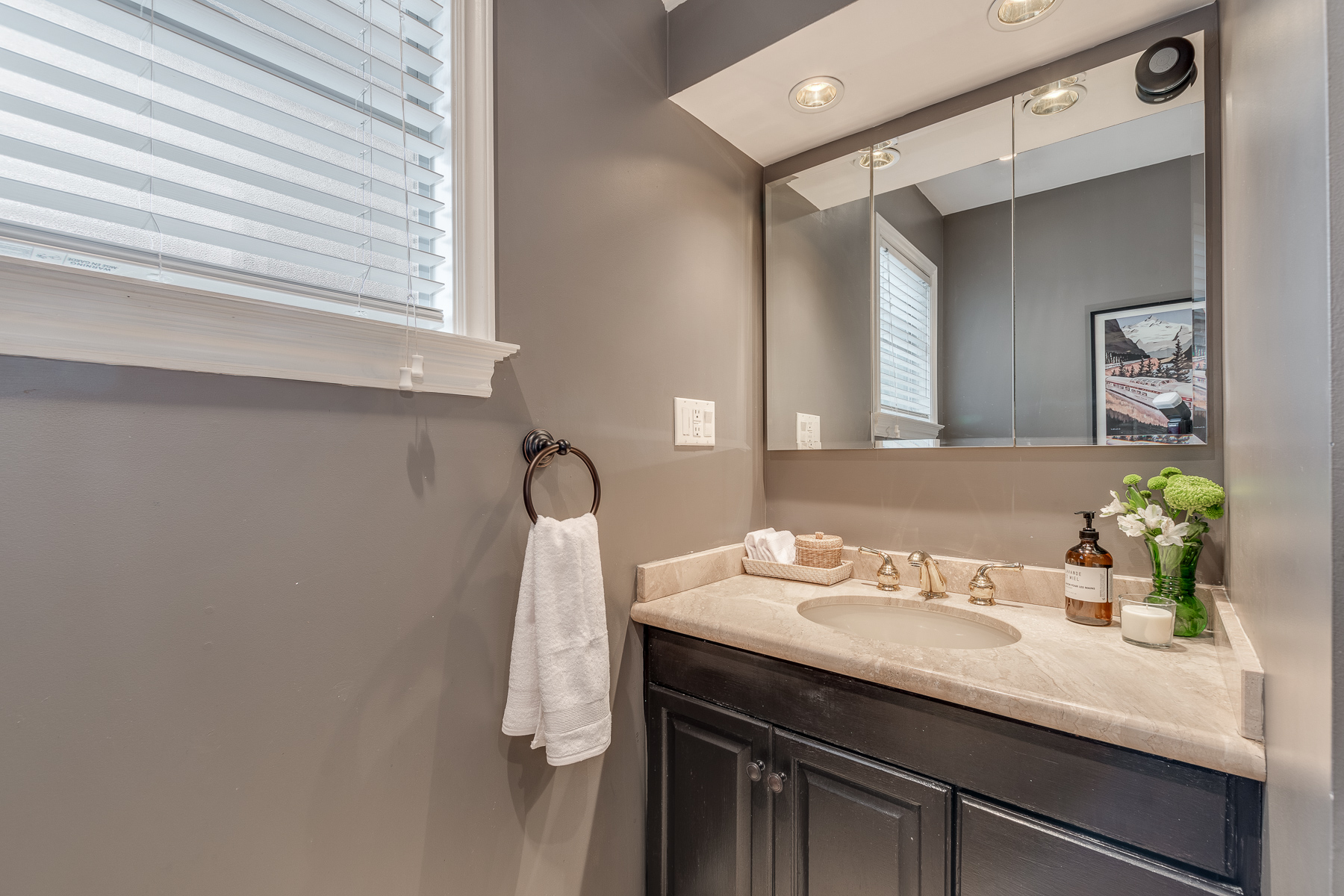 553 W 23rd St, North Vancouver 12