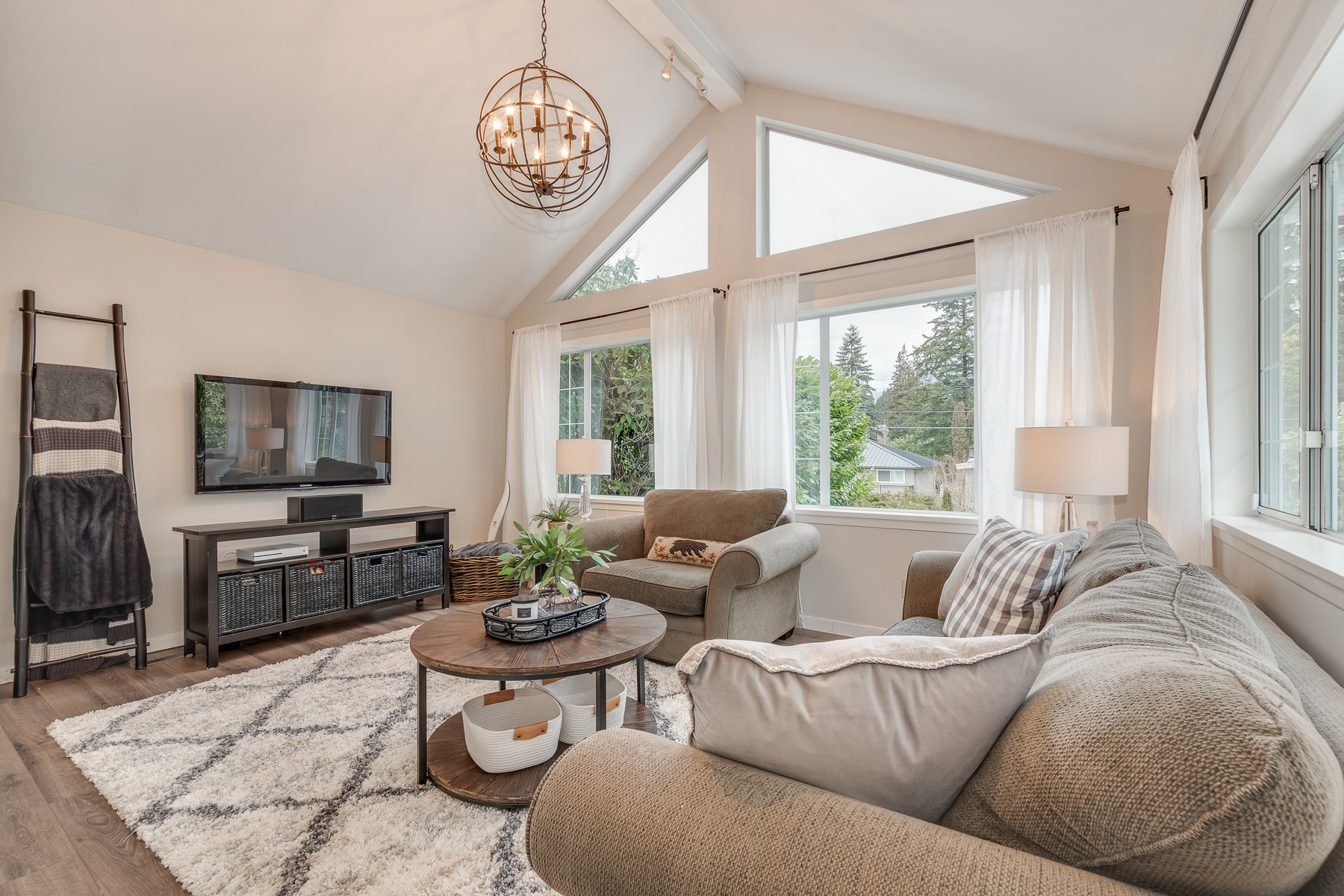 553 W 23rd St, North Vancouver 13