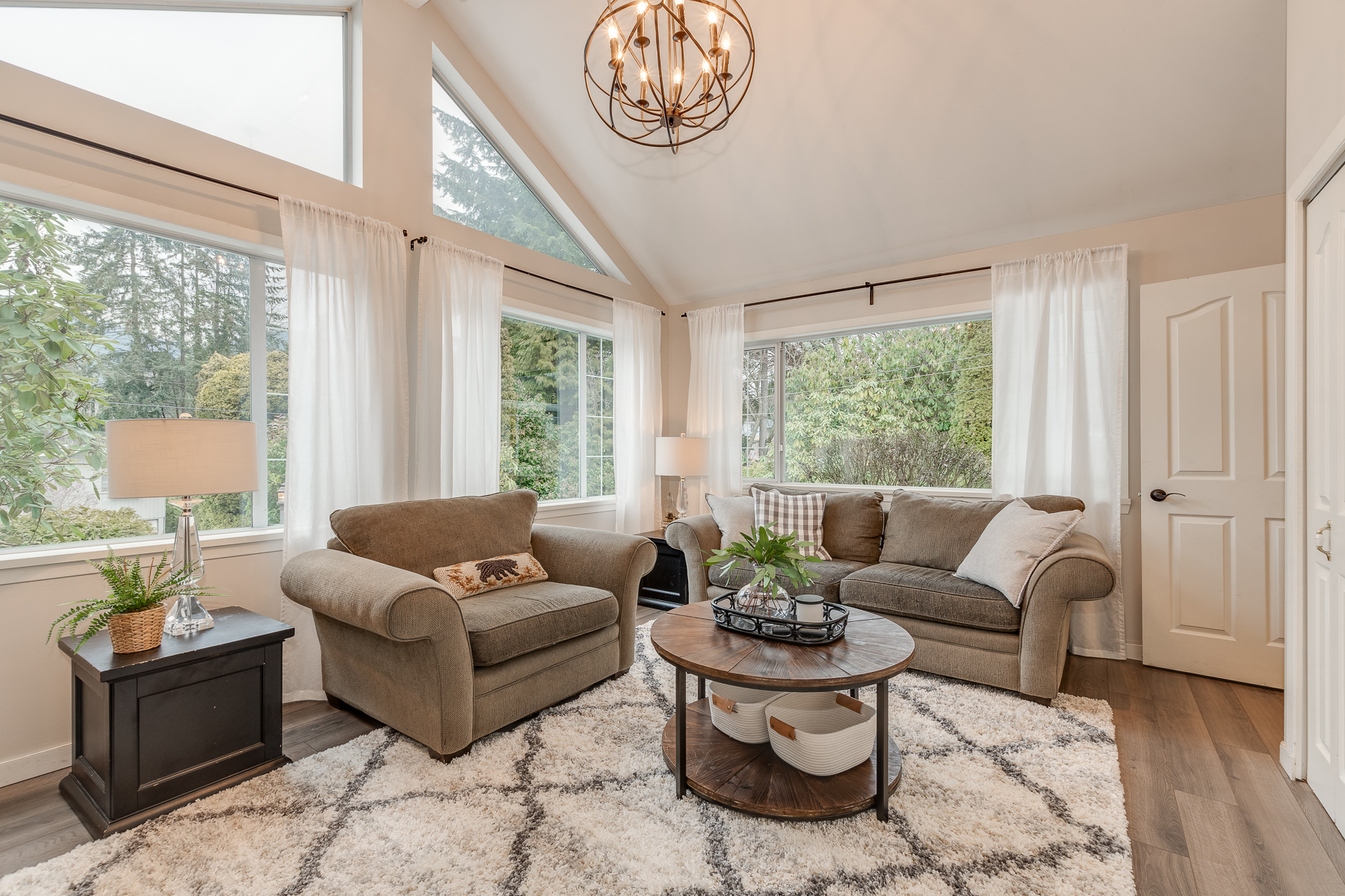 553 W 23rd St, North Vancouver 14