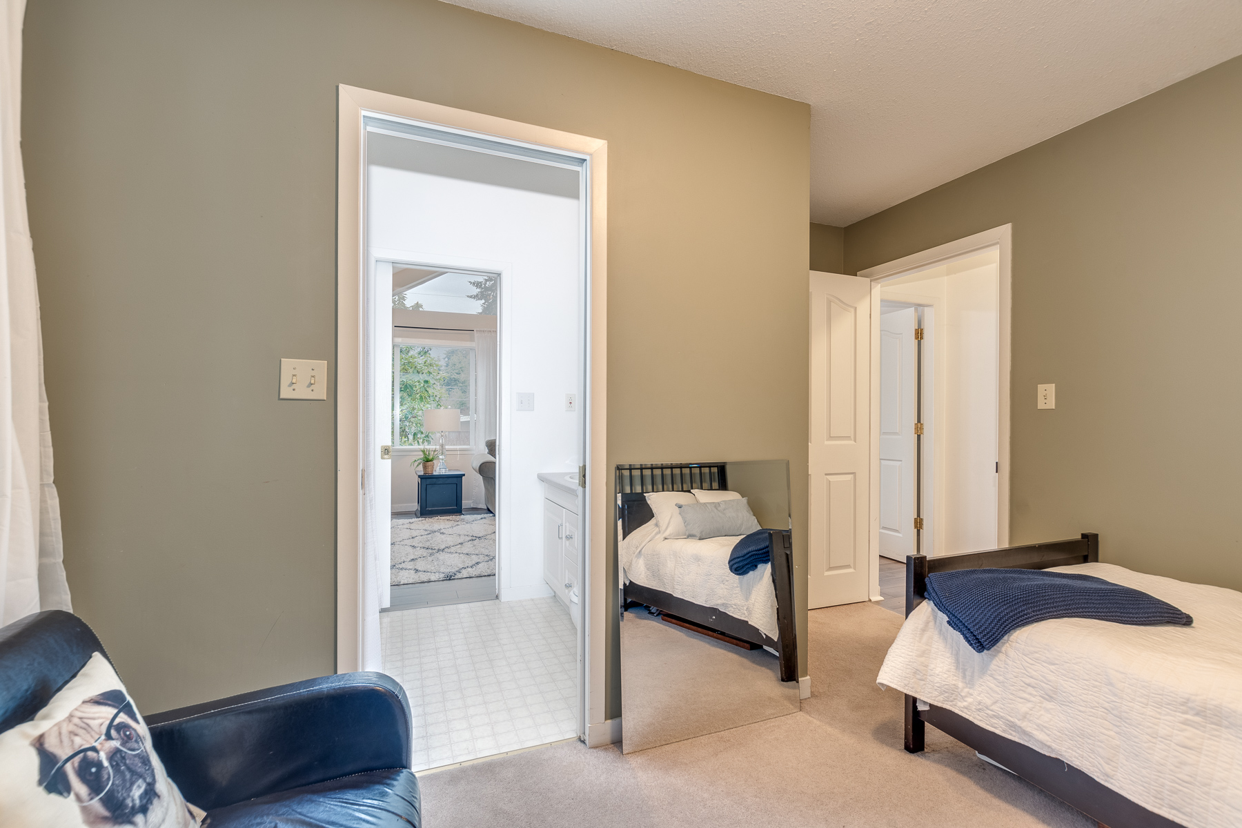 553 W 23rd St, North Vancouver 17