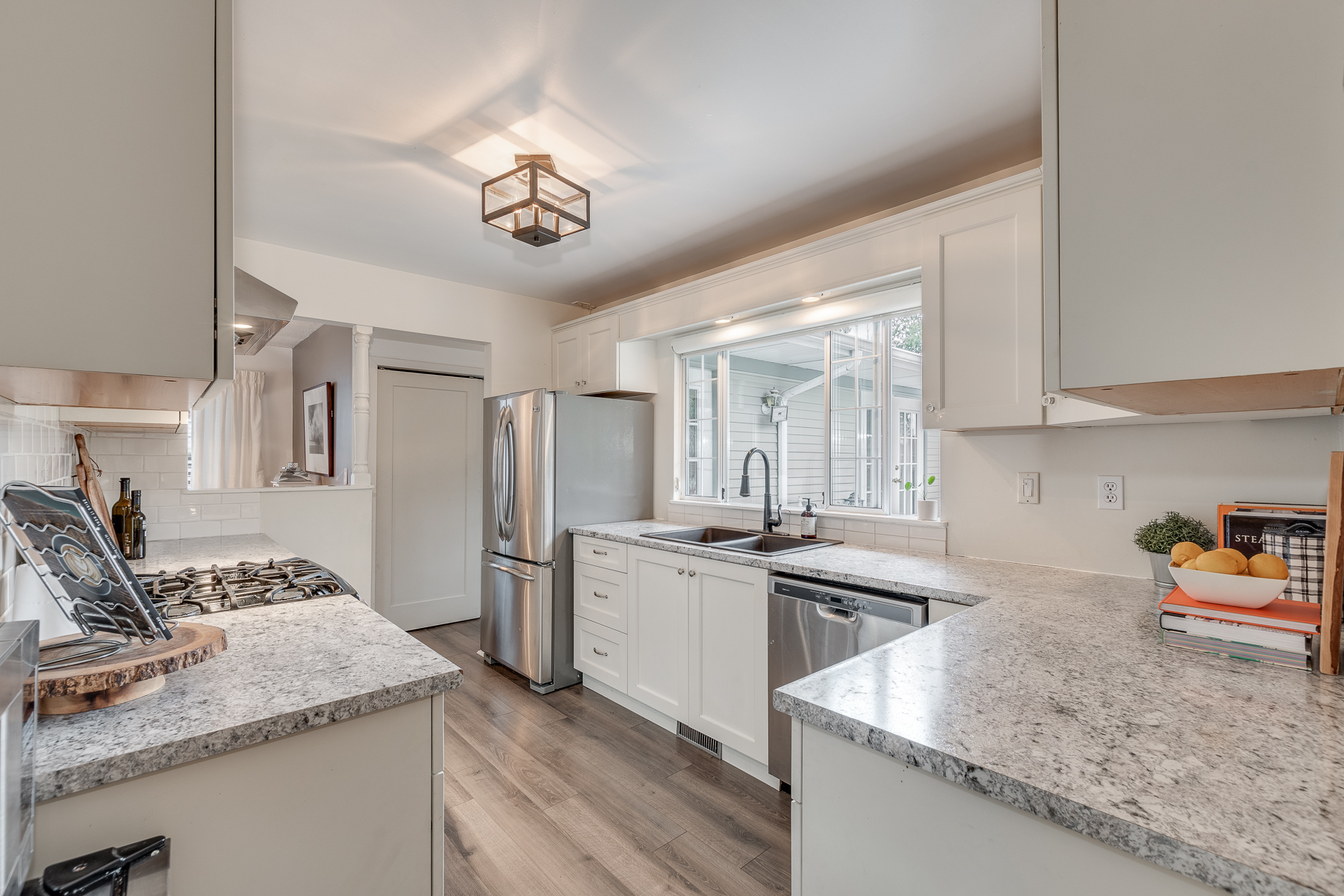 553 W 23rd St, North Vancouver 19