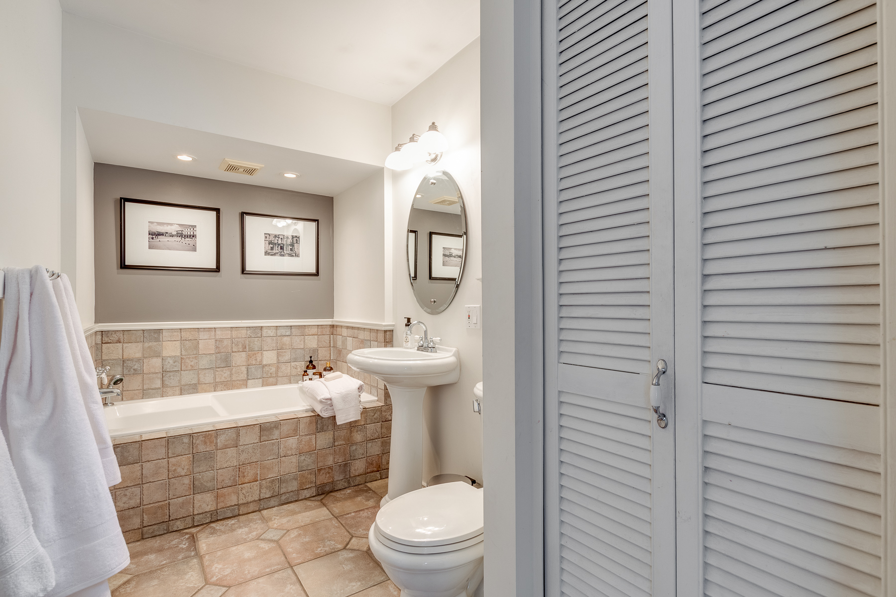553 W 23rd St, North Vancouver 26