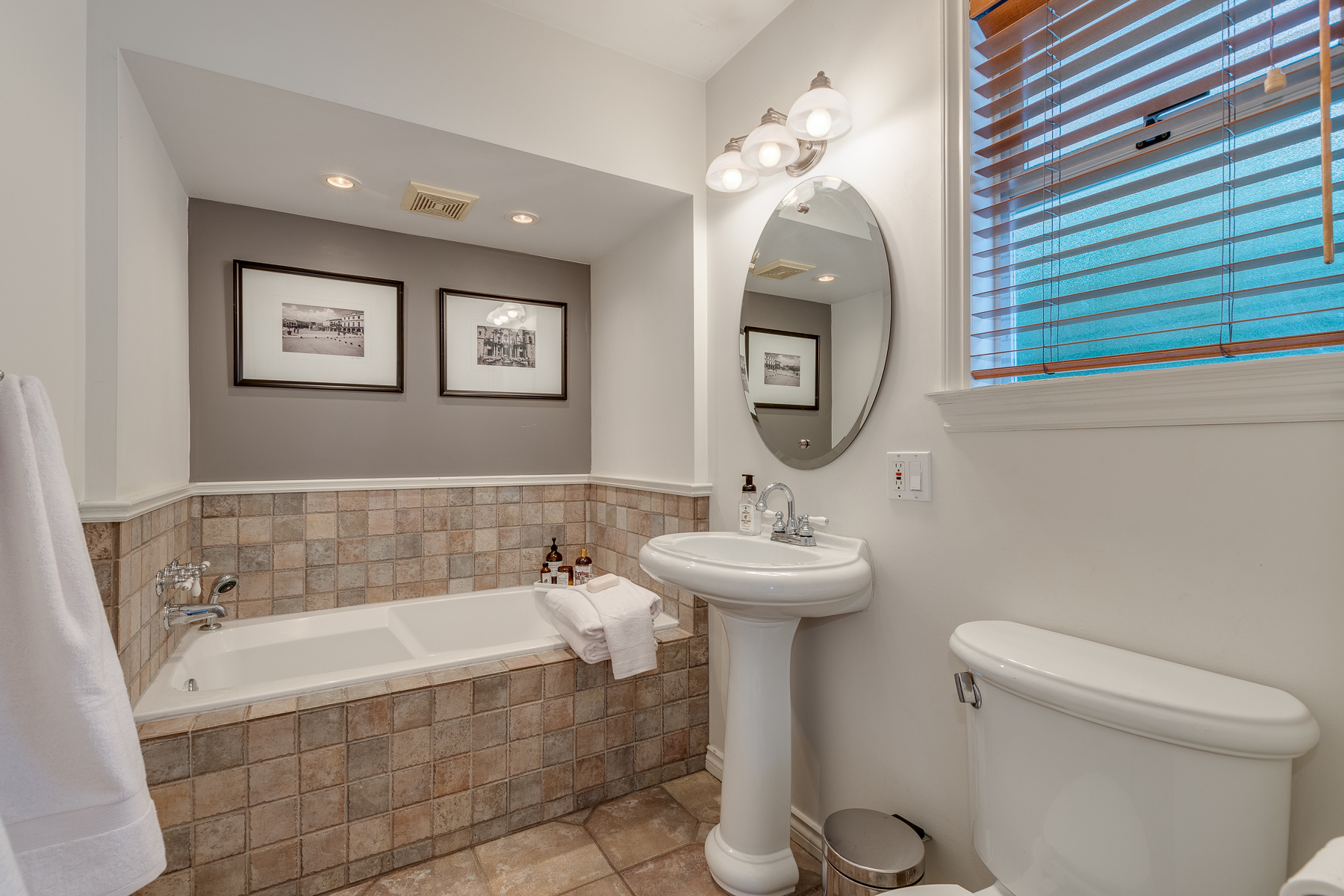 553 W 23rd St, North Vancouver 27