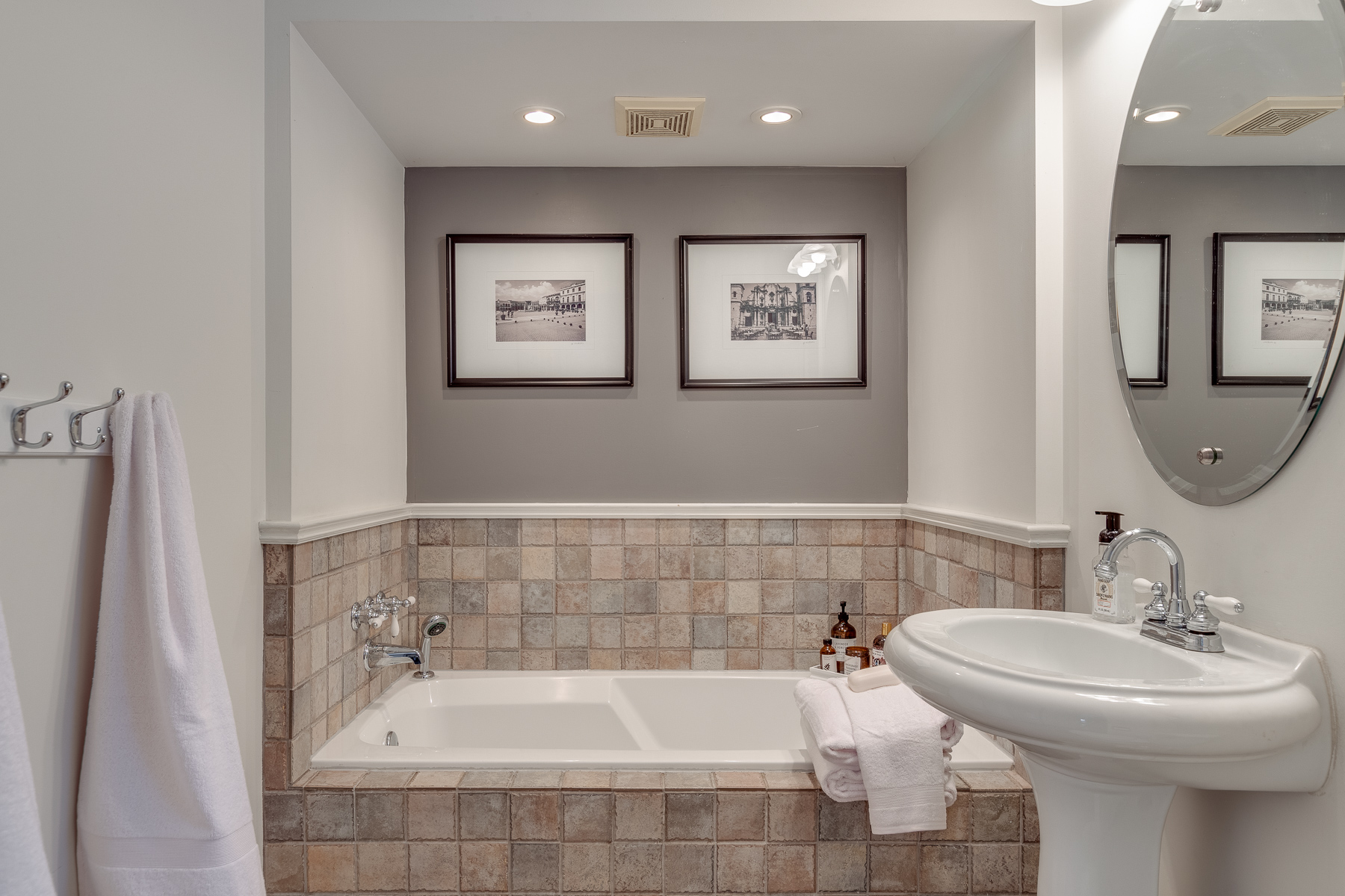 553 W 23rd St, North Vancouver 29
