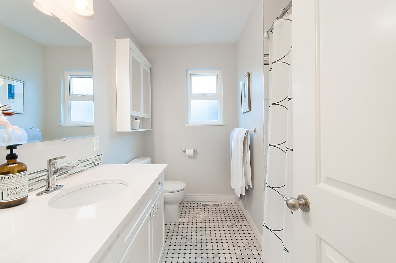 1950 Deep Cove Road, North Vancouver 11