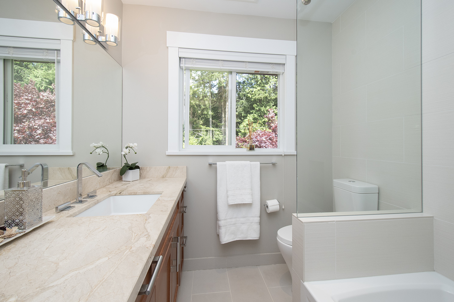 2092 Riverside Drive, North Vancouver 44