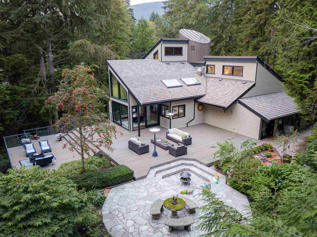 2889 Allan Road, North Vancouver 2