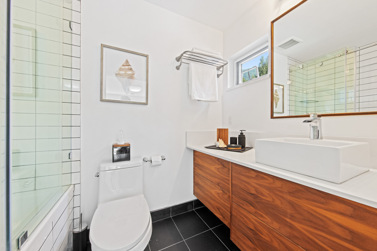 939 Clements Ave, North Vancouver 35