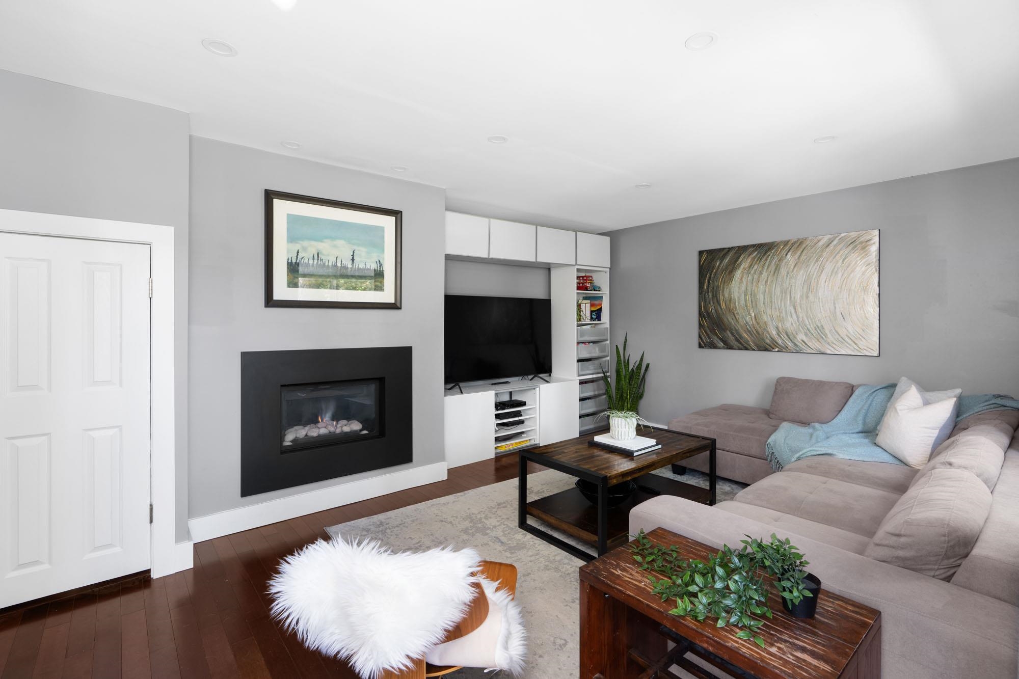 2704 Ailsa Crescent 16