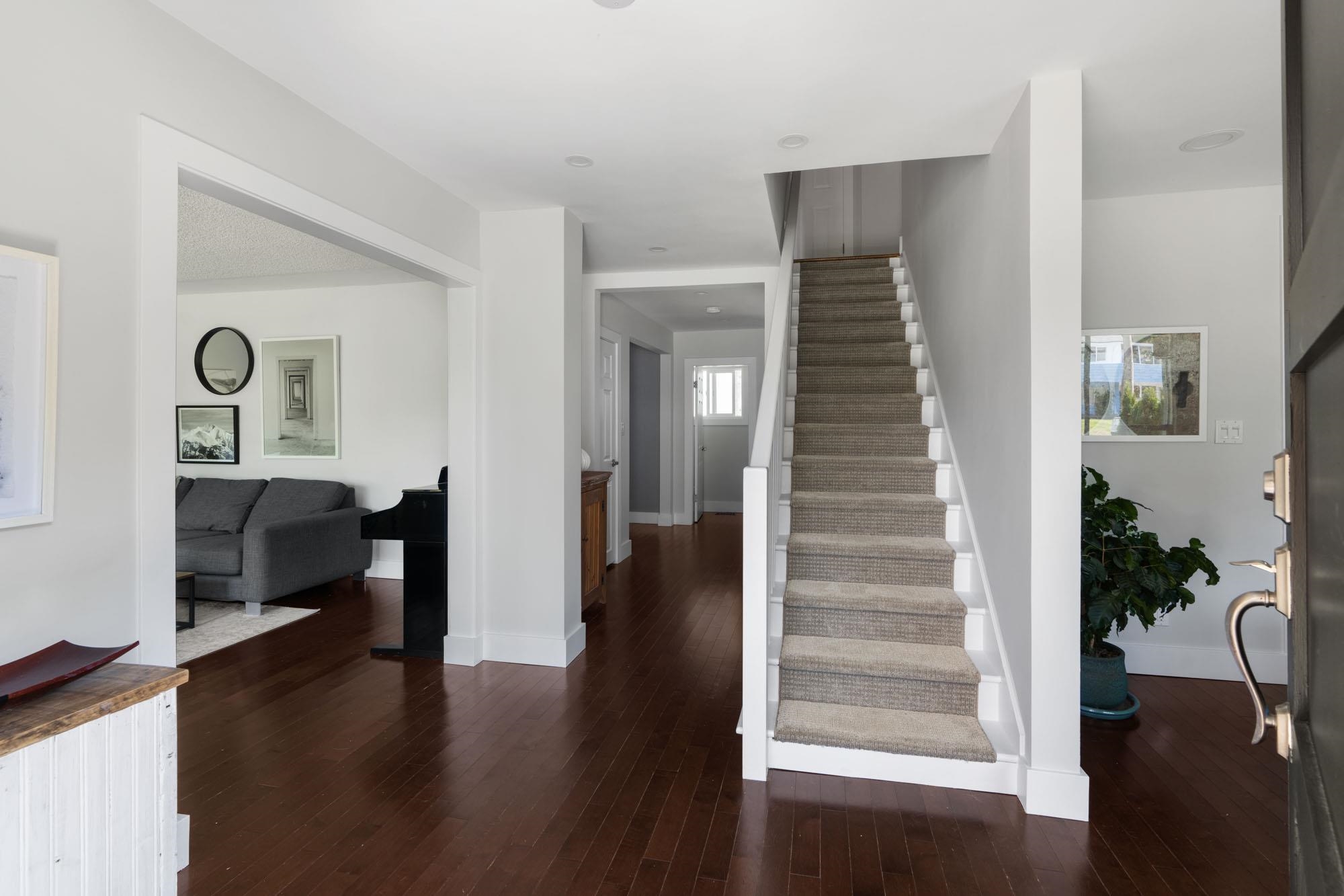 2704 Ailsa Crescent 4