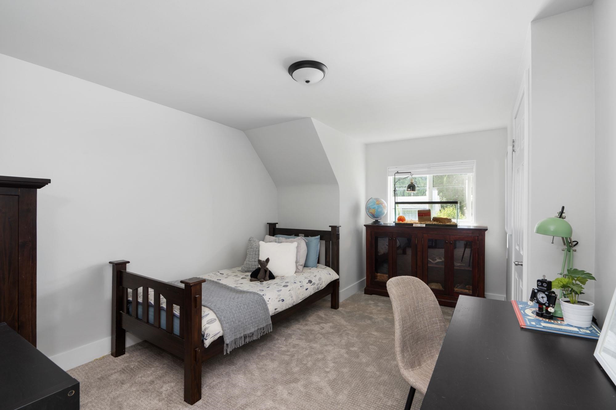 2704 Ailsa Crescent 25