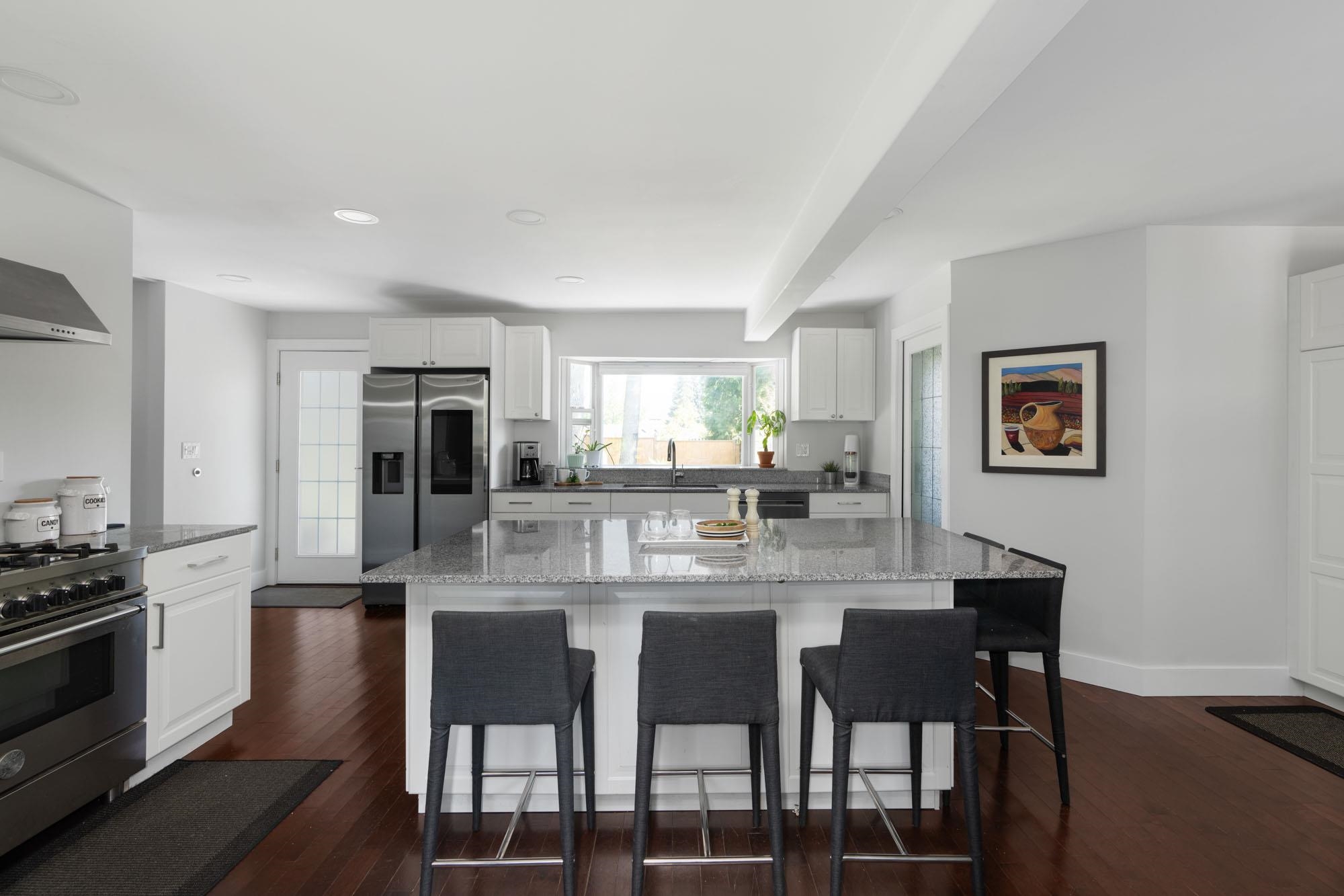 2704 Ailsa Crescent 8