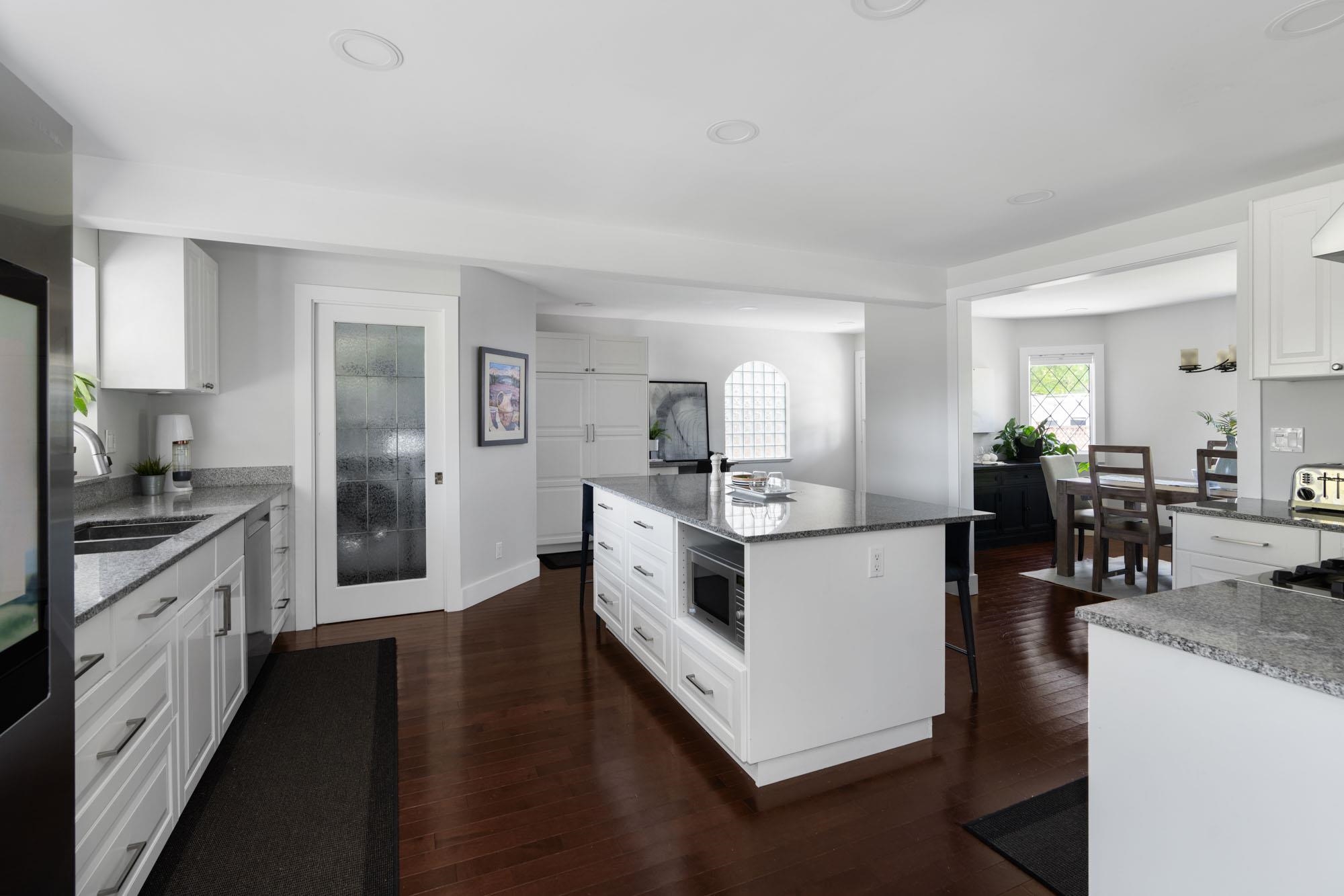 2704 Ailsa Crescent 10