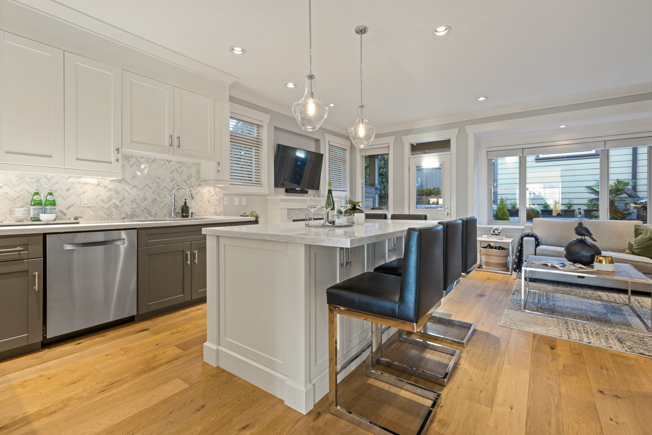 252 W 6TH STREET 25
