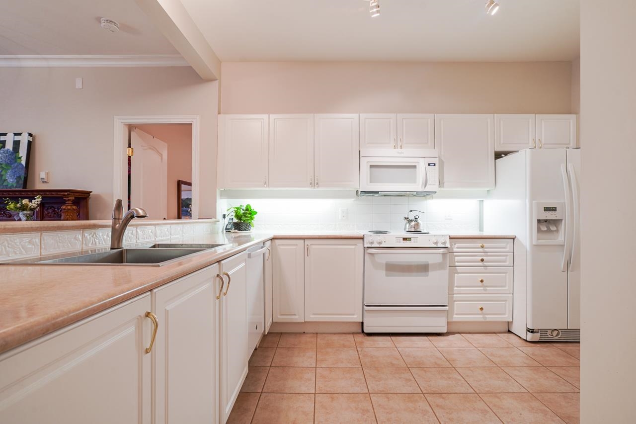 307 678 W QUEENS ROAD 10