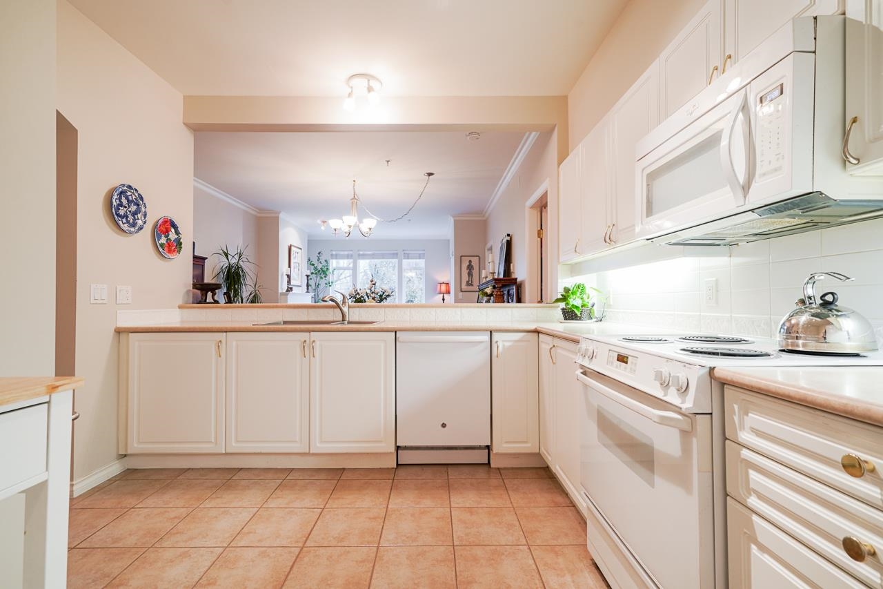 307 678 W QUEENS ROAD 11