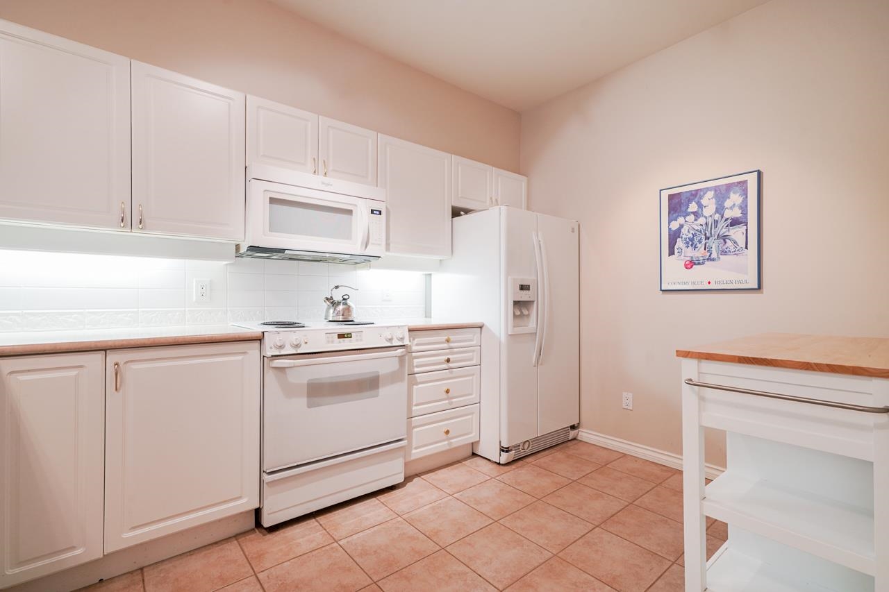307 678 W QUEENS ROAD 12