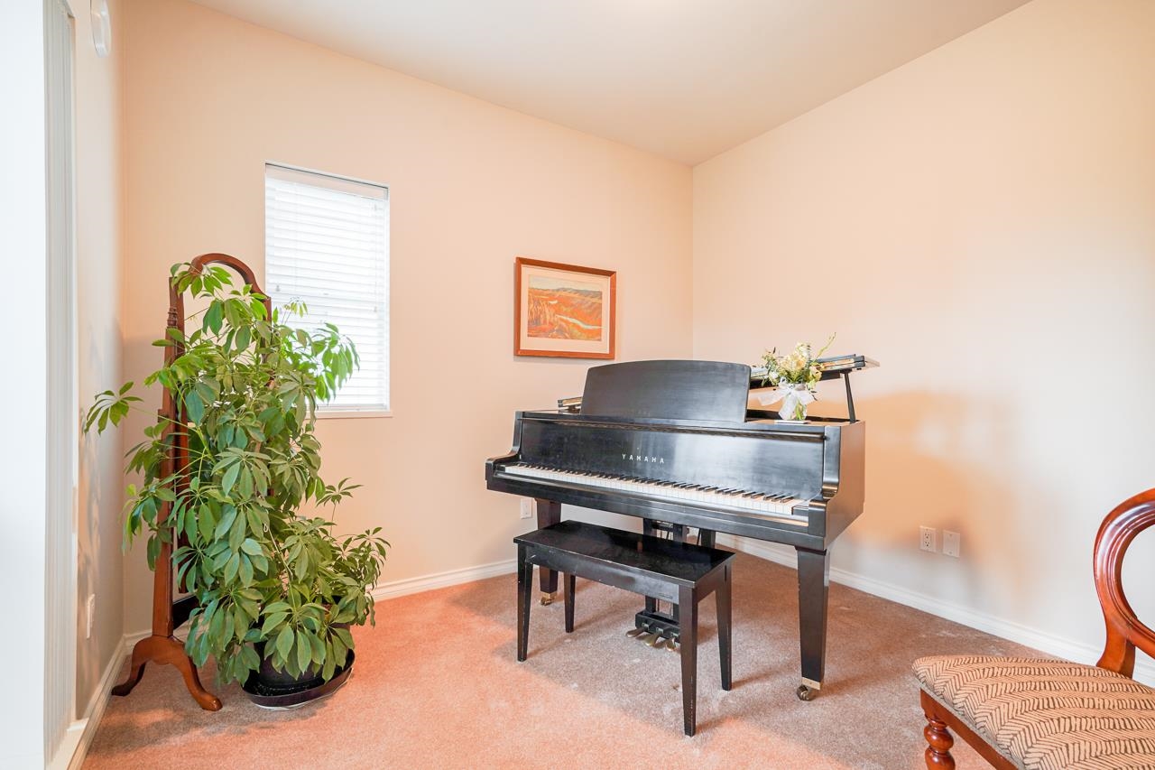 307 678 W QUEENS ROAD 16