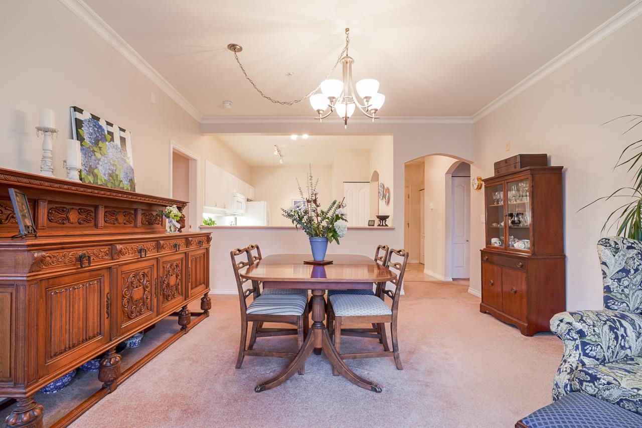307 678 W QUEENS ROAD 4