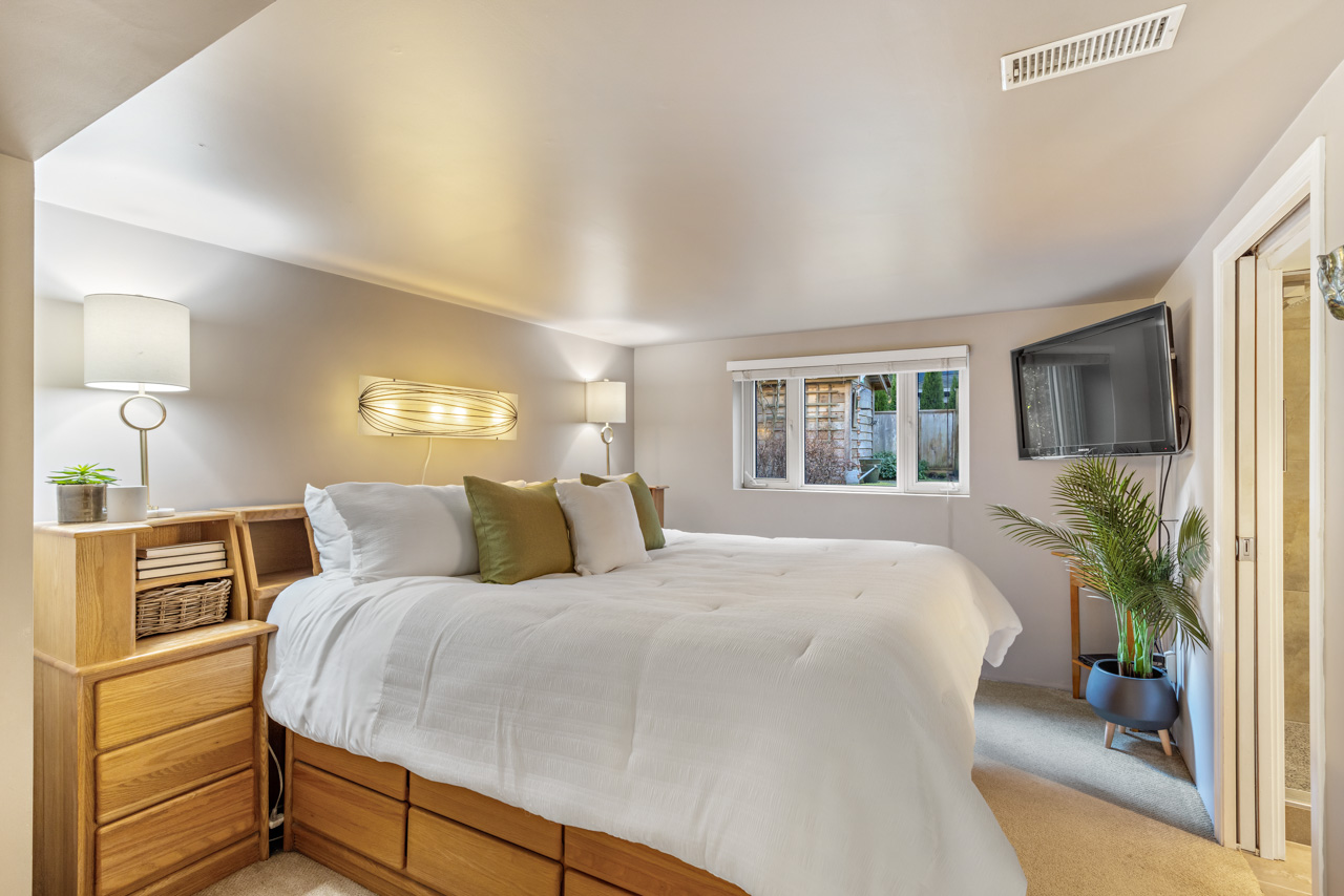 1949 Mackay Avenue, North Vancouver 13