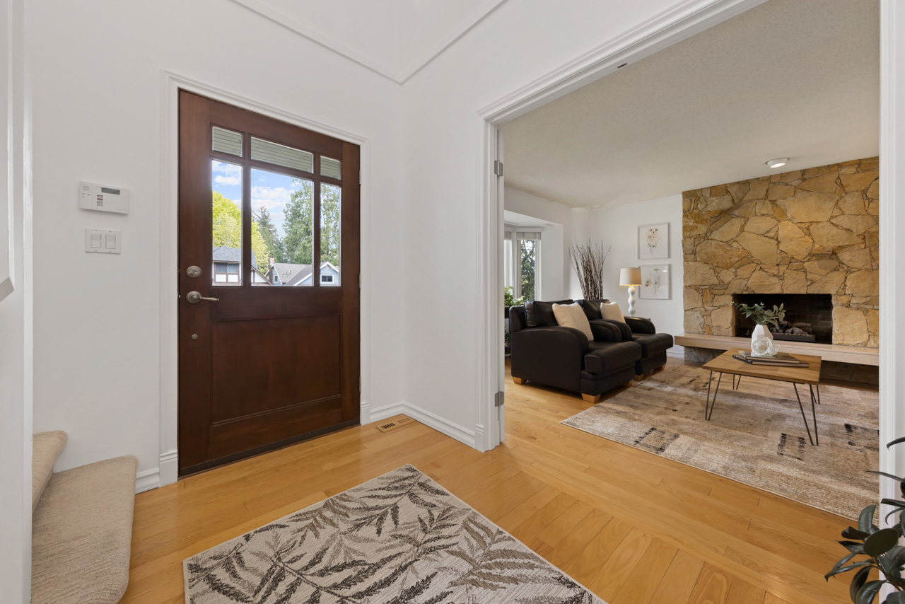 2275 Ennerdale Road, North Vancouver, BC. 3