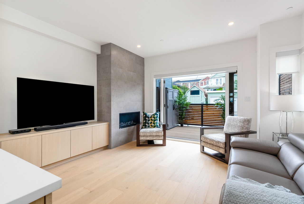 1-240 W 6TH STREET, NORTH VANCOUVER 9