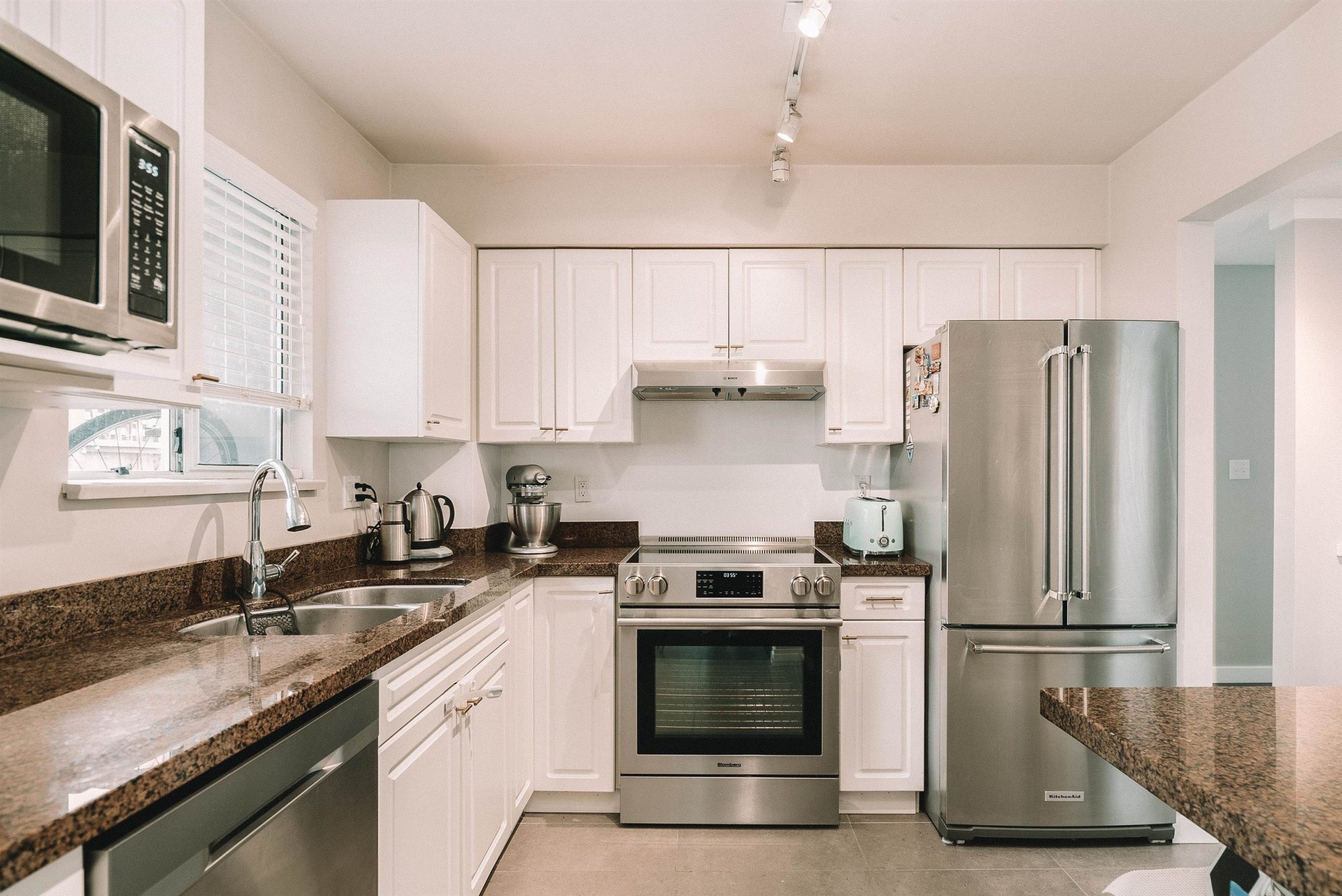 37-900 W 17TH STREET, NORTH VANCOUVER 9