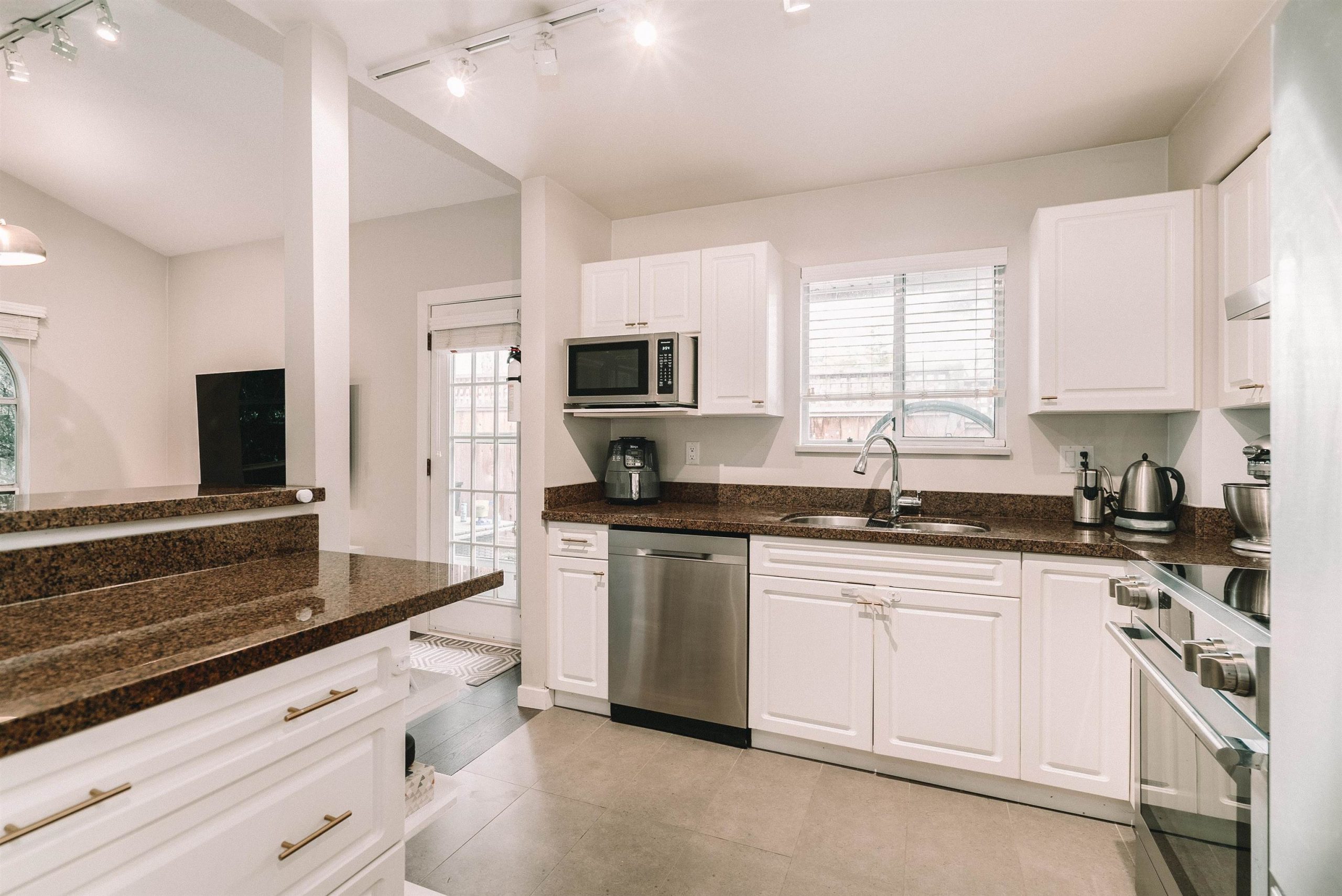 37-900 W 17TH STREET, NORTH VANCOUVER 10