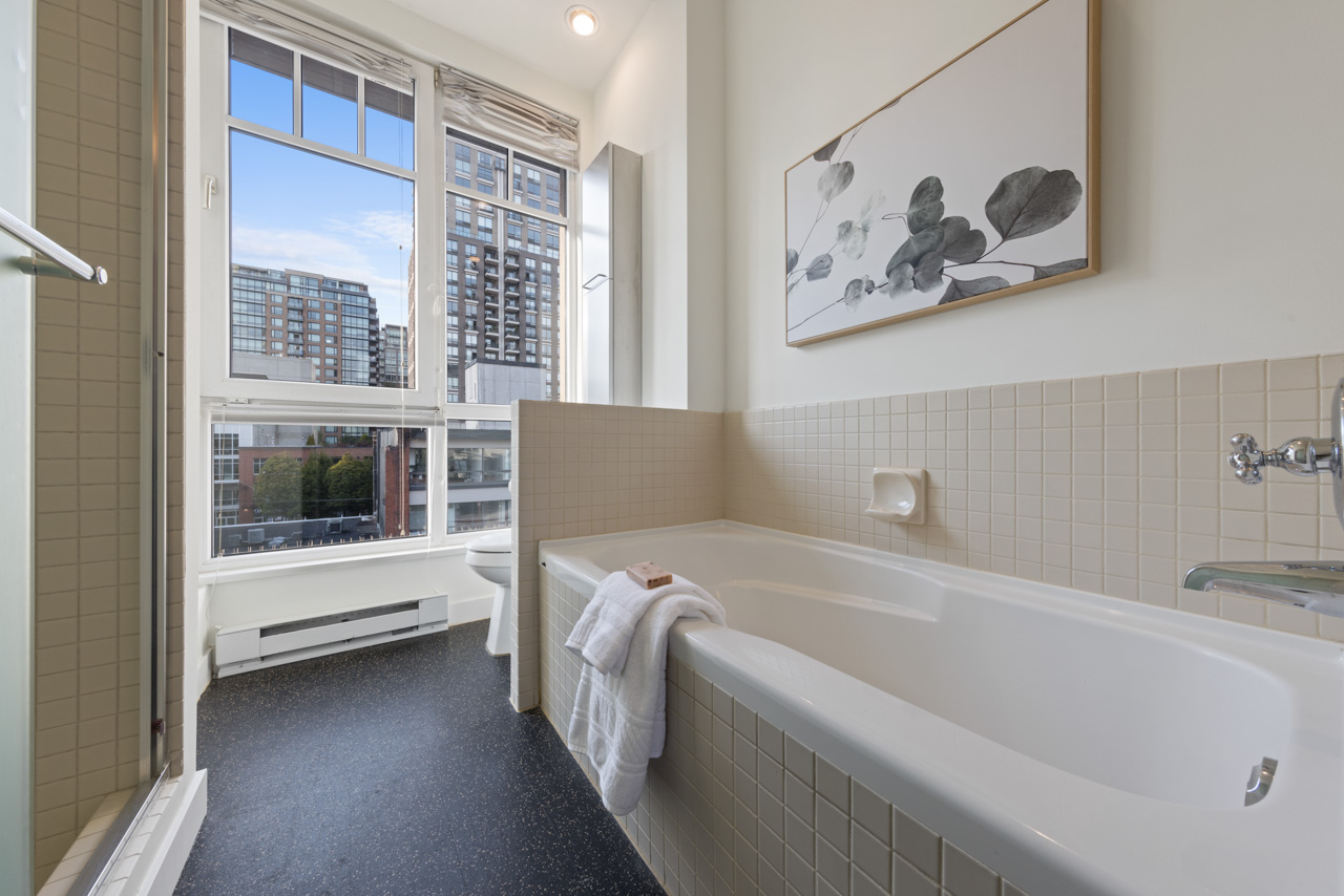 601-1072 HAMILTON STREET, VANCOUVER 18