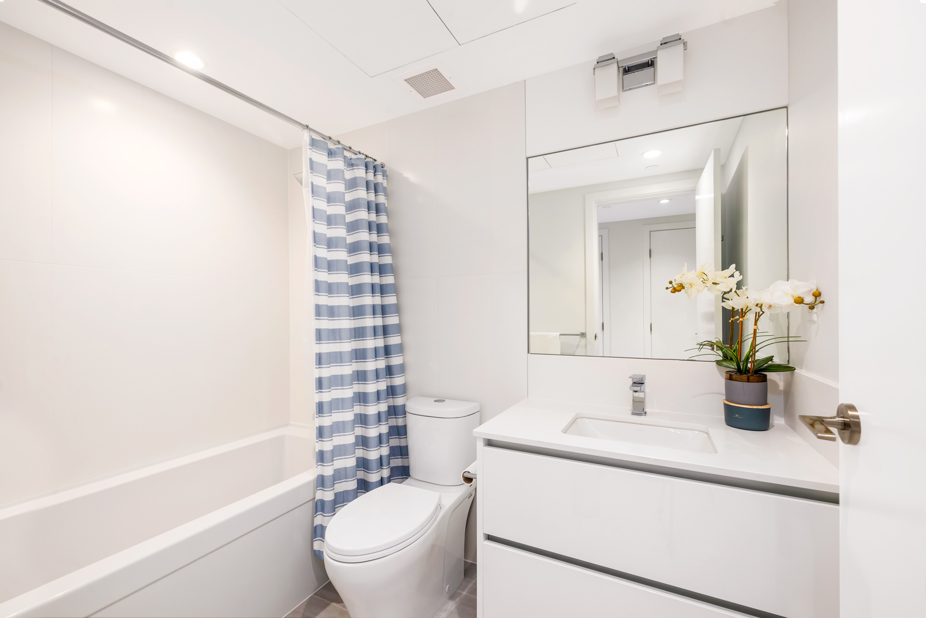 1402-2085 Skyline Ct 24