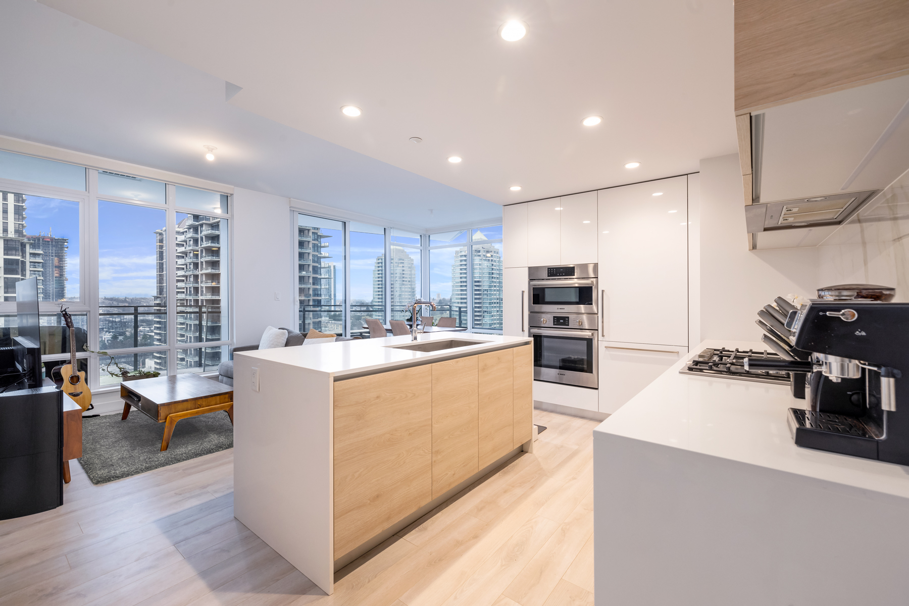 1402-2085 Skyline Ct 15