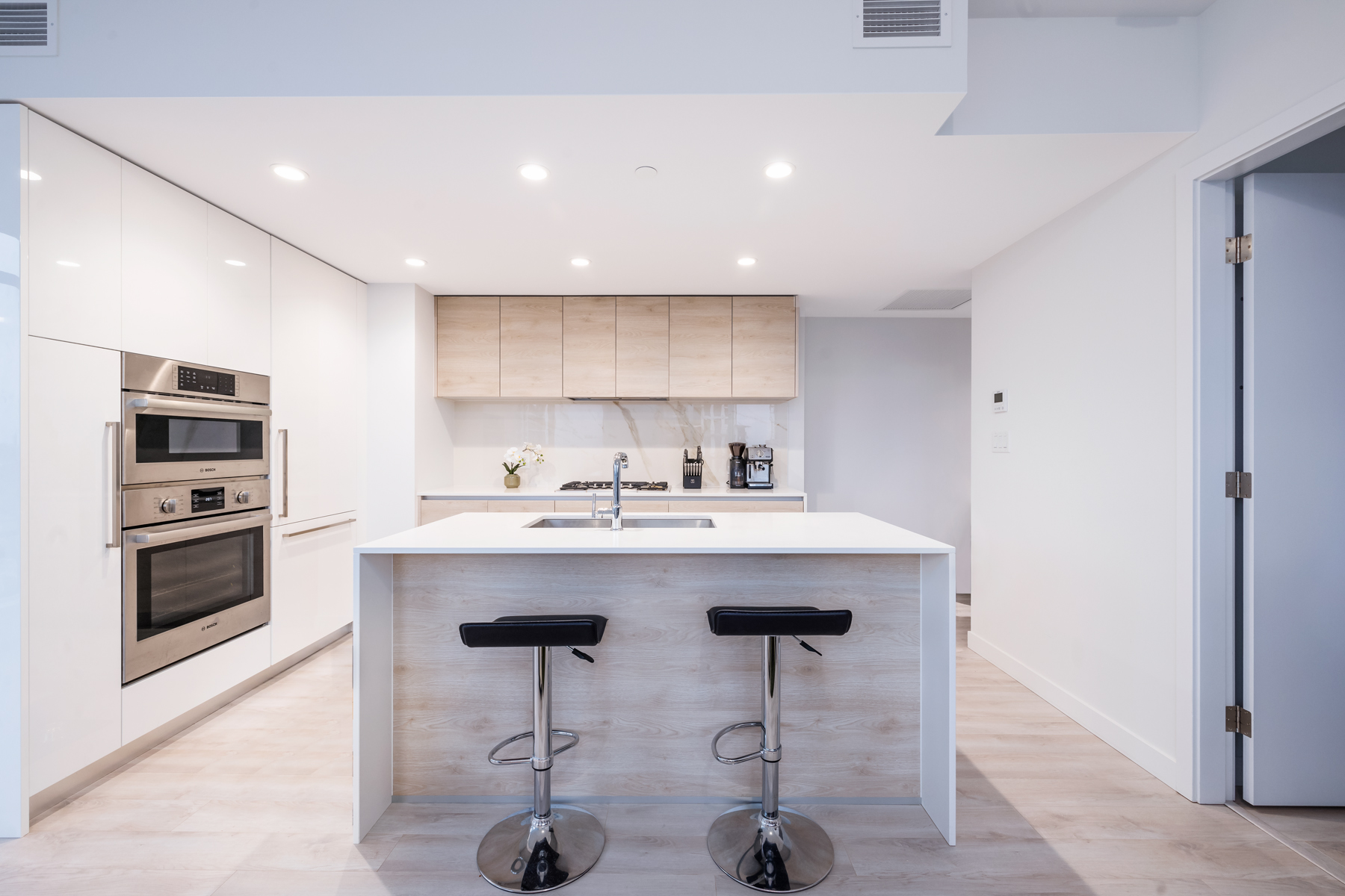 1402-2085 Skyline Ct 18