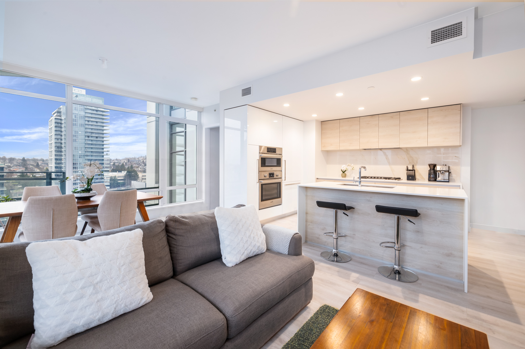 1402-2085 Skyline Ct 16
