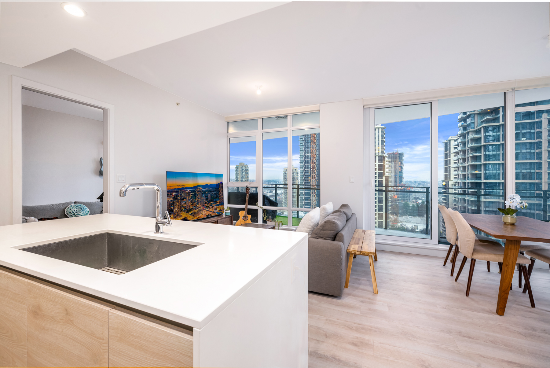 1402-2085 Skyline Ct 12