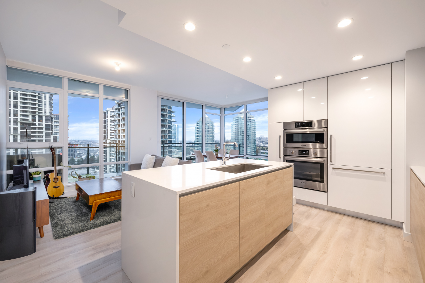 1402-2085 Skyline Ct 14