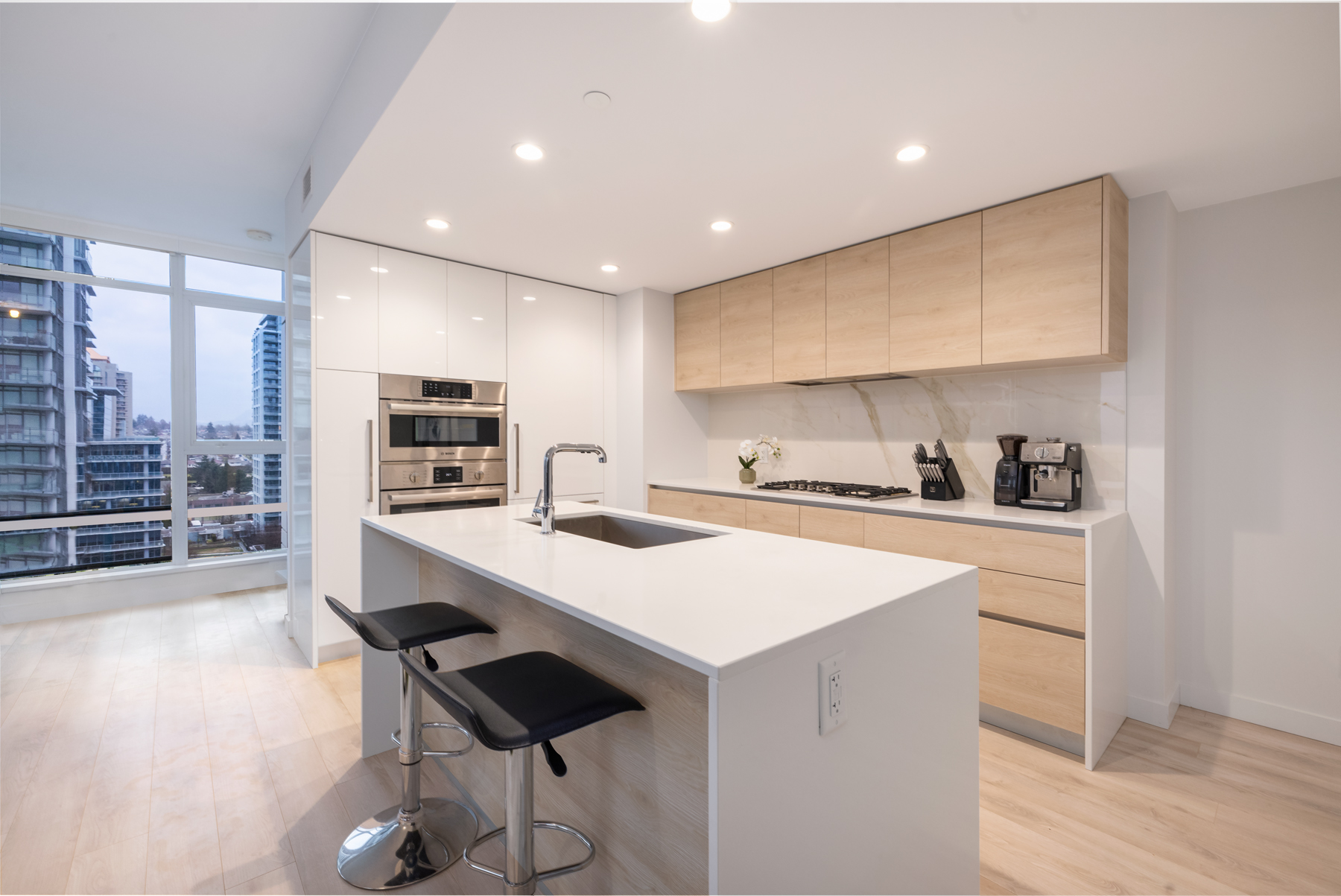 1402-2085 Skyline Ct 17