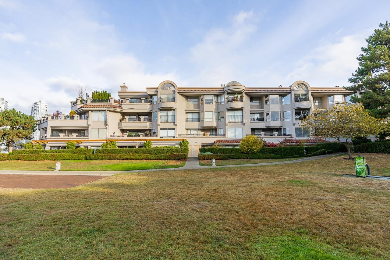 207 1859 SPYGLASS PLACE 37