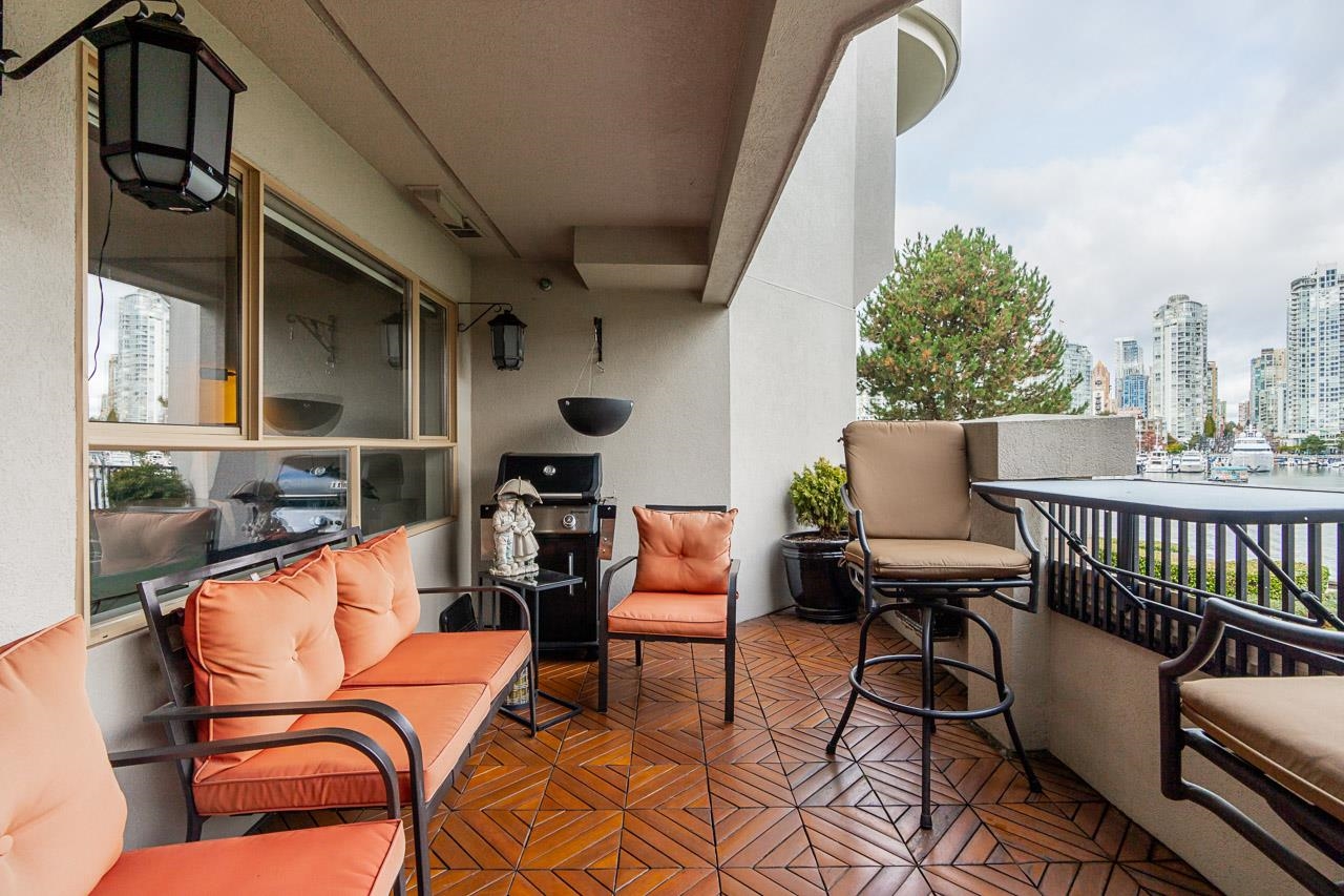 207 1859 SPYGLASS PLACE 4