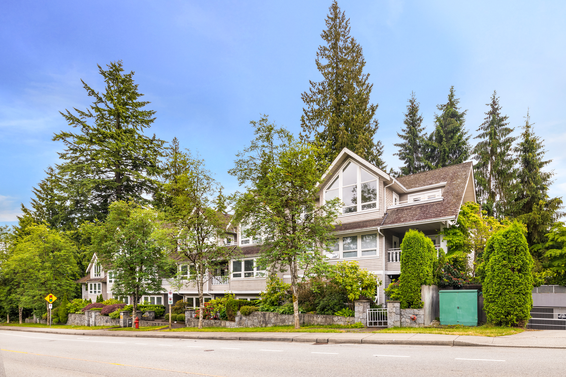 302 - 1145 29TH ST E
NORTH VANCOUVER, BC 27