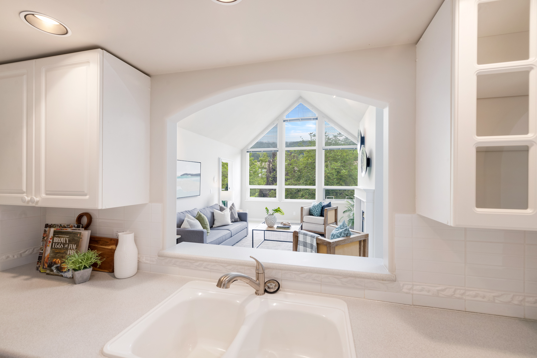 302 - 1145 29TH ST E
NORTH VANCOUVER, BC 3