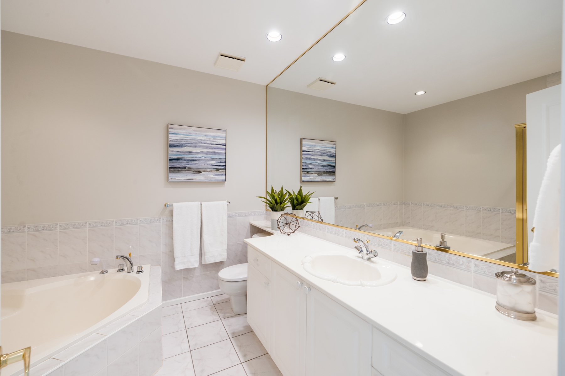 302 - 1145 29TH ST E
NORTH VANCOUVER, BC 18