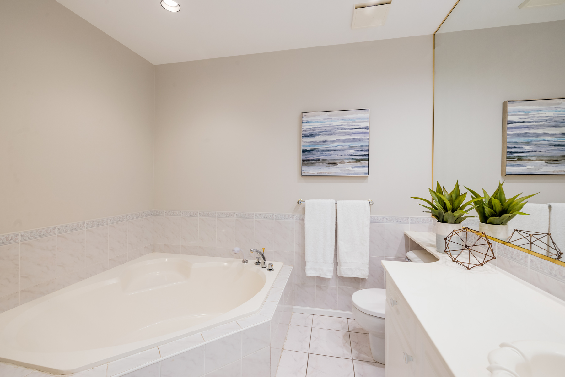 302 - 1145 29TH ST E
NORTH VANCOUVER, BC 19