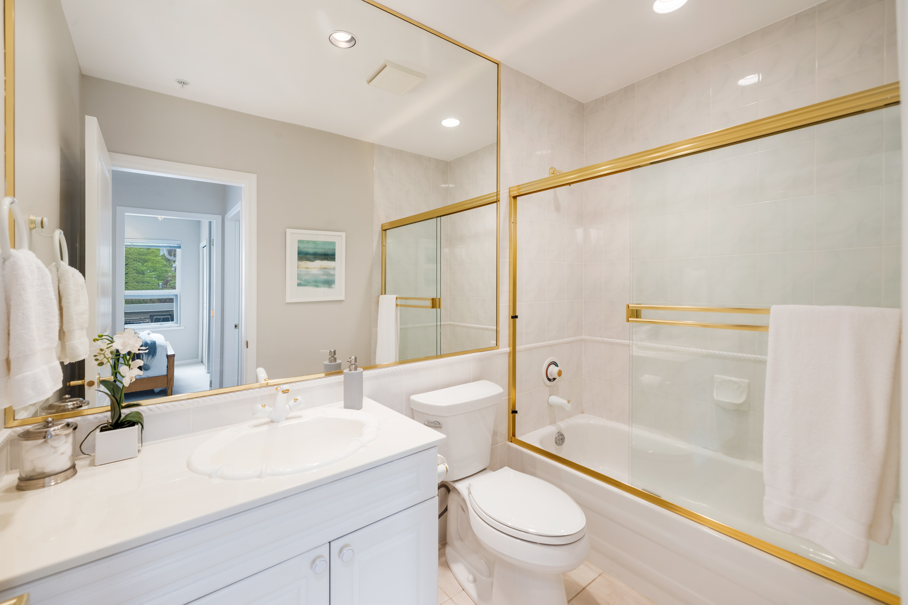 302 - 1145 29TH ST E
NORTH VANCOUVER, BC 20